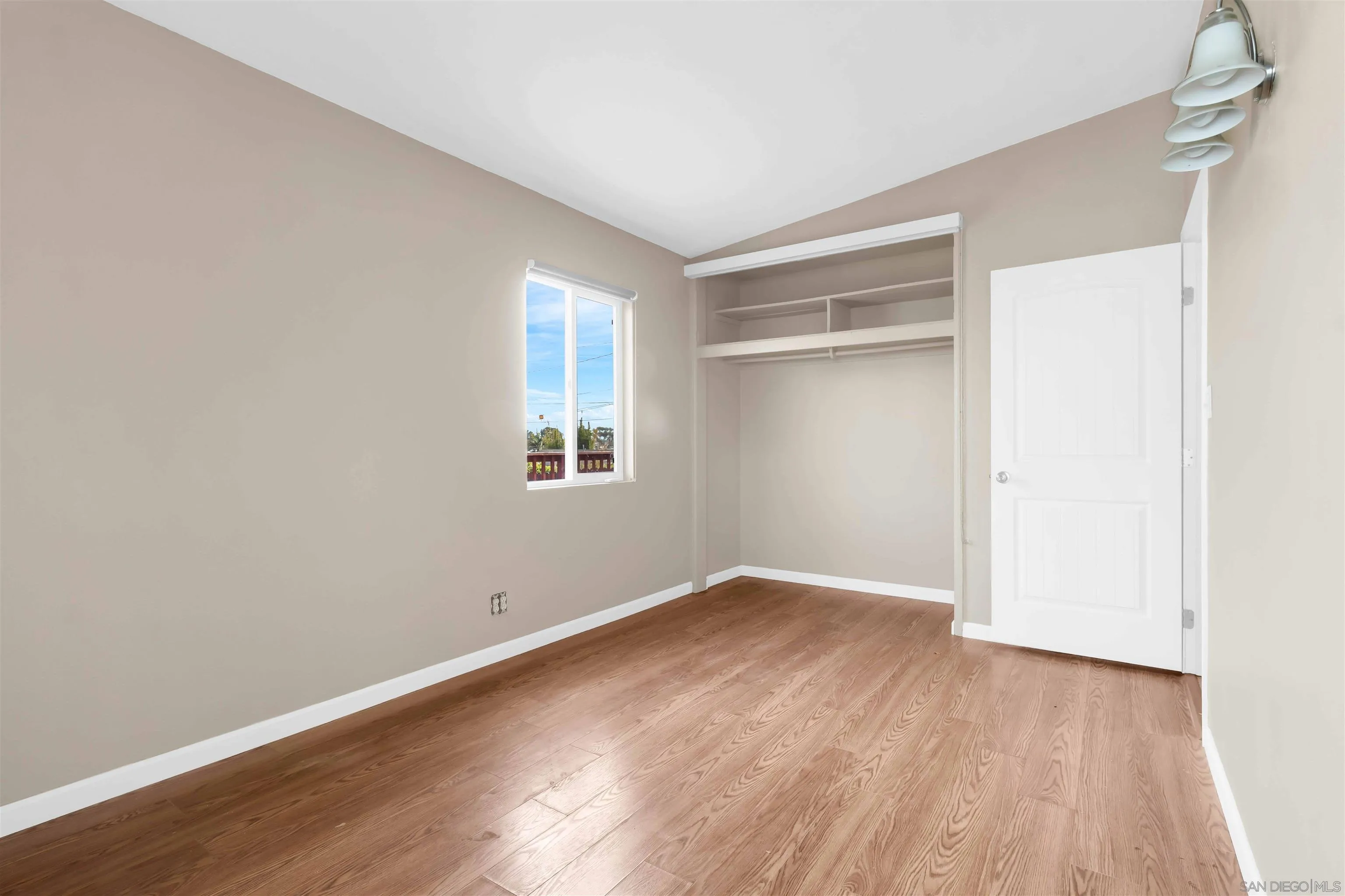 https://cdn.realtyfeed.com/cdn/127/260004560/0665372f41450e1af74847b71a9a6a1e.webp