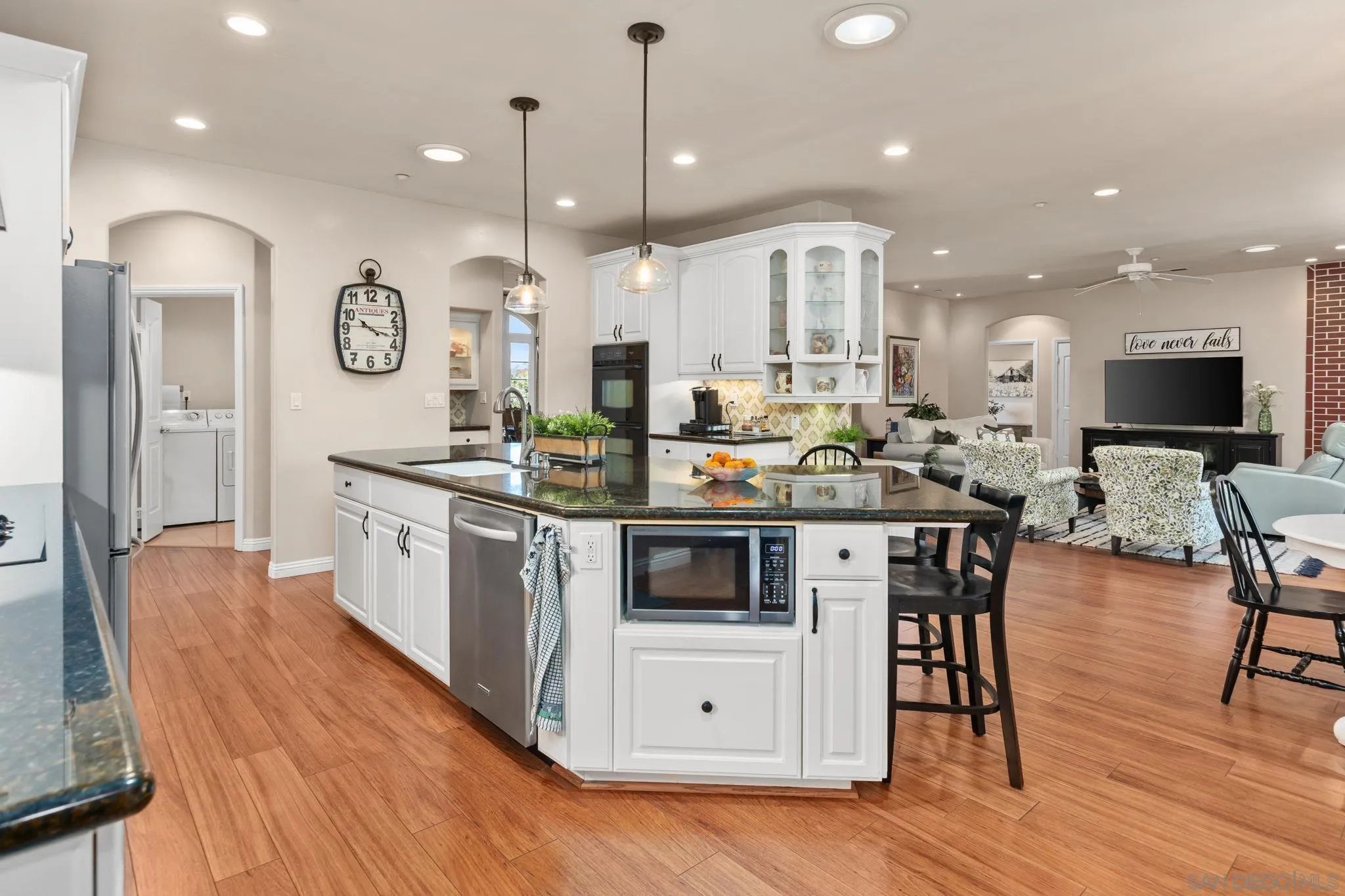 https://cdn.realtyfeed.com/cdn/127/260004561/0629384e2e96234d3c994925a04421e4.webp