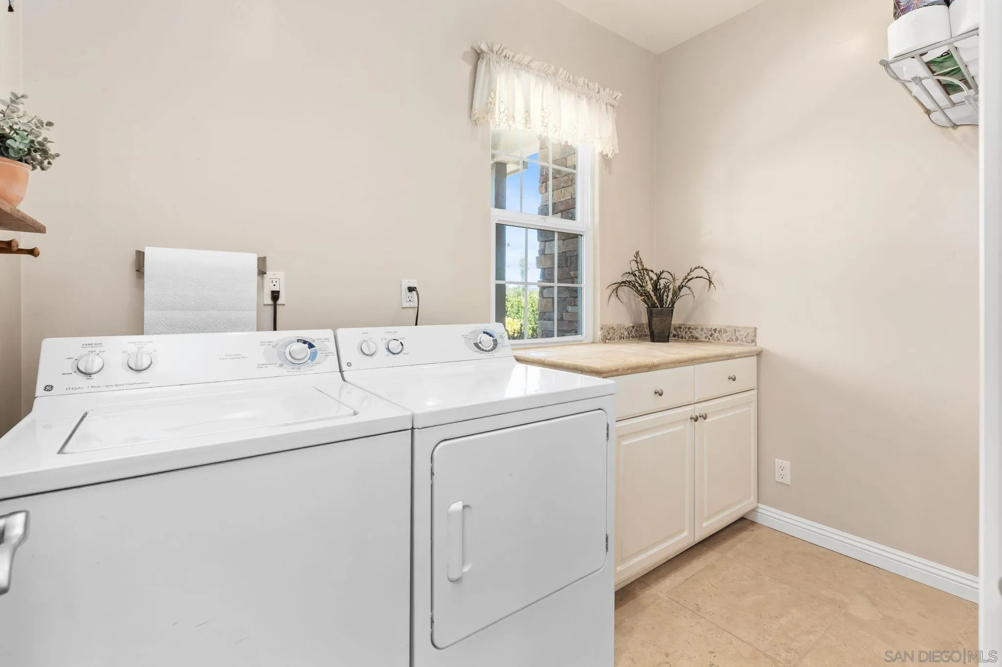 https://cdn.realtyfeed.com/cdn/127/260004561/4935384845b392a3718a941baaa8ad79.webp