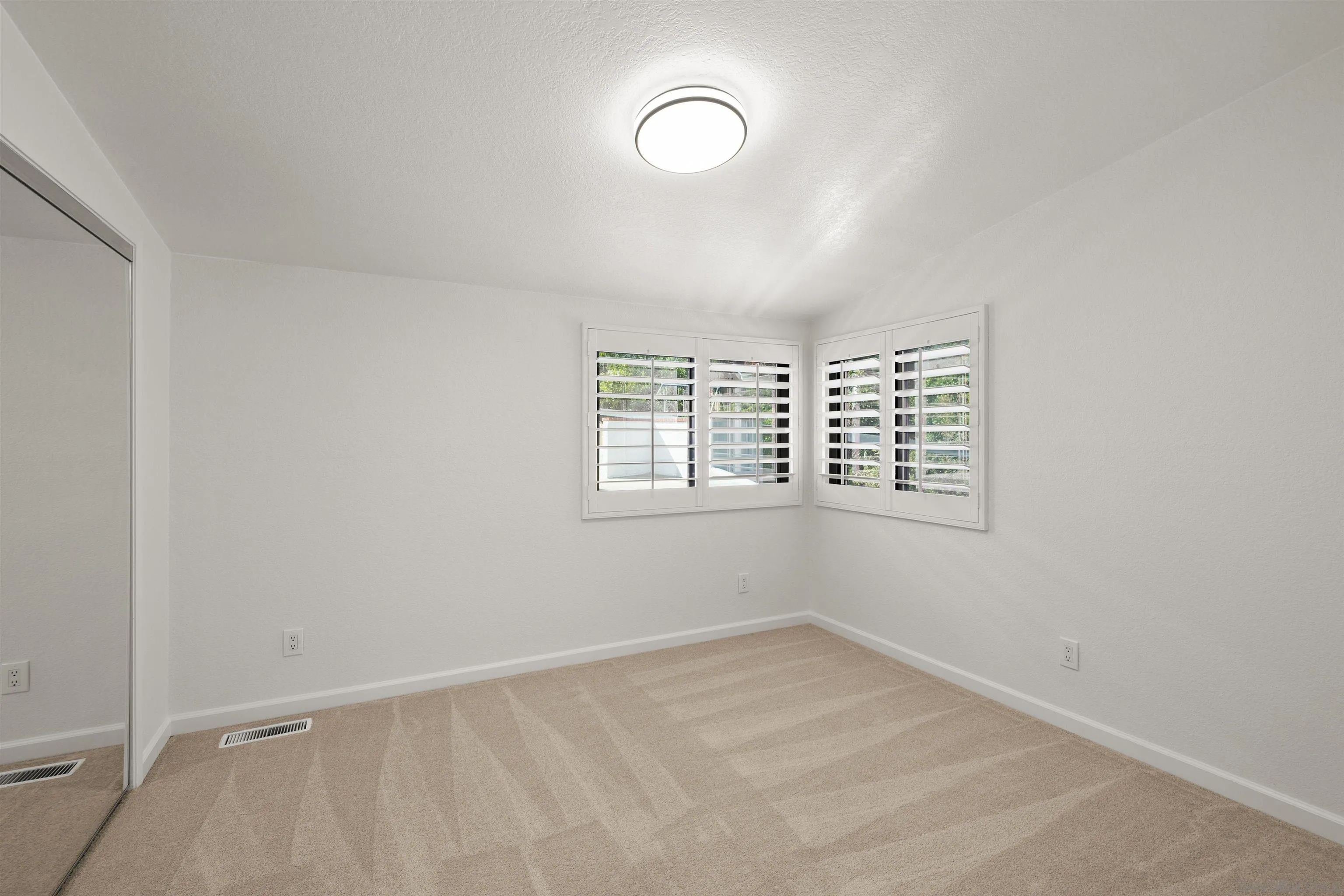 https://cdn.realtyfeed.com/cdn/127/260004565/be2794423f6031265adc39ec5e4fd7b1.webp