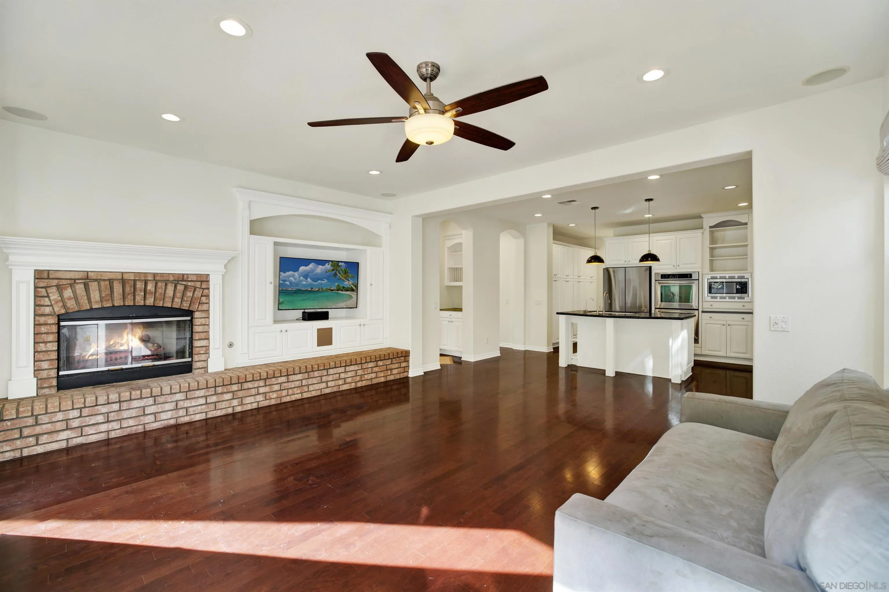 https://cdn.realtyfeed.com/cdn/127/260004584/c9c4c7f81858f36deec117107397555a.webp
