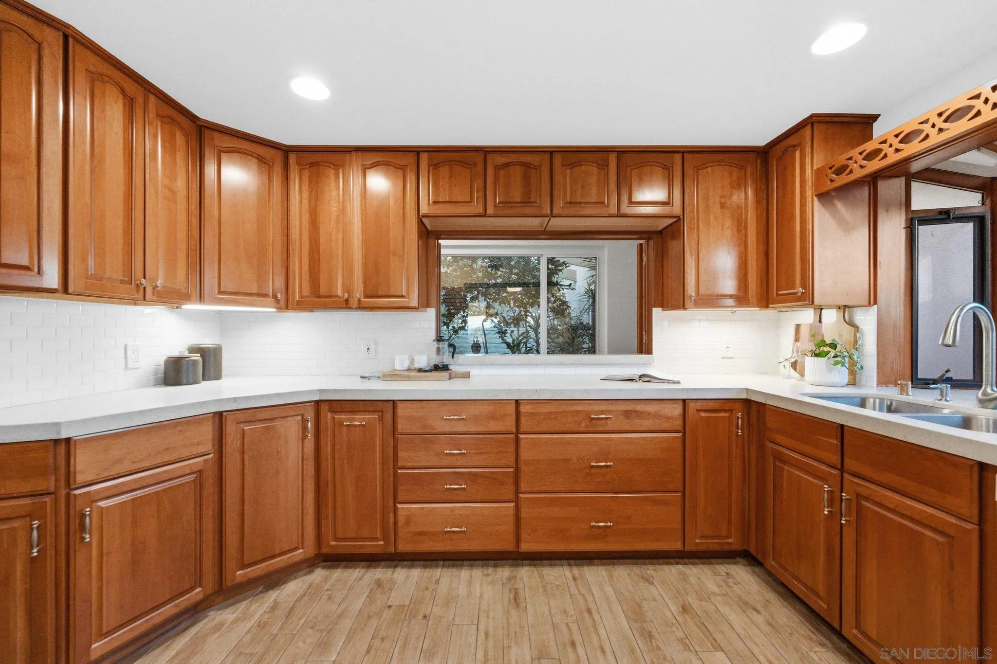 https://cdn.realtyfeed.com/cdn/127/260004601/d245f86e3a7788be63d5bf5407078b03.webp