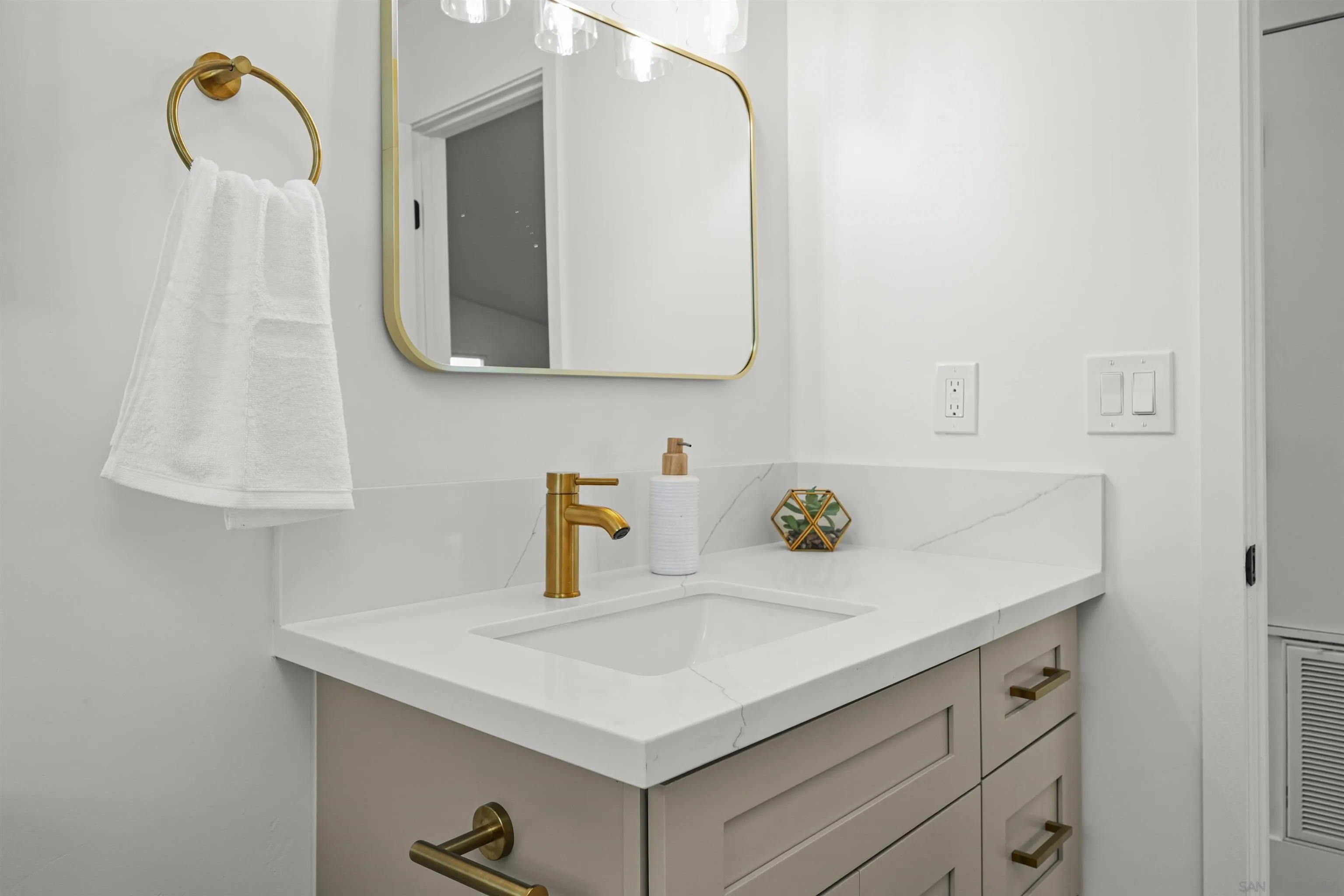 https://cdn.realtyfeed.com/cdn/127/260004614/ec373d0f7588e6c1c00551e75b86135a.webp