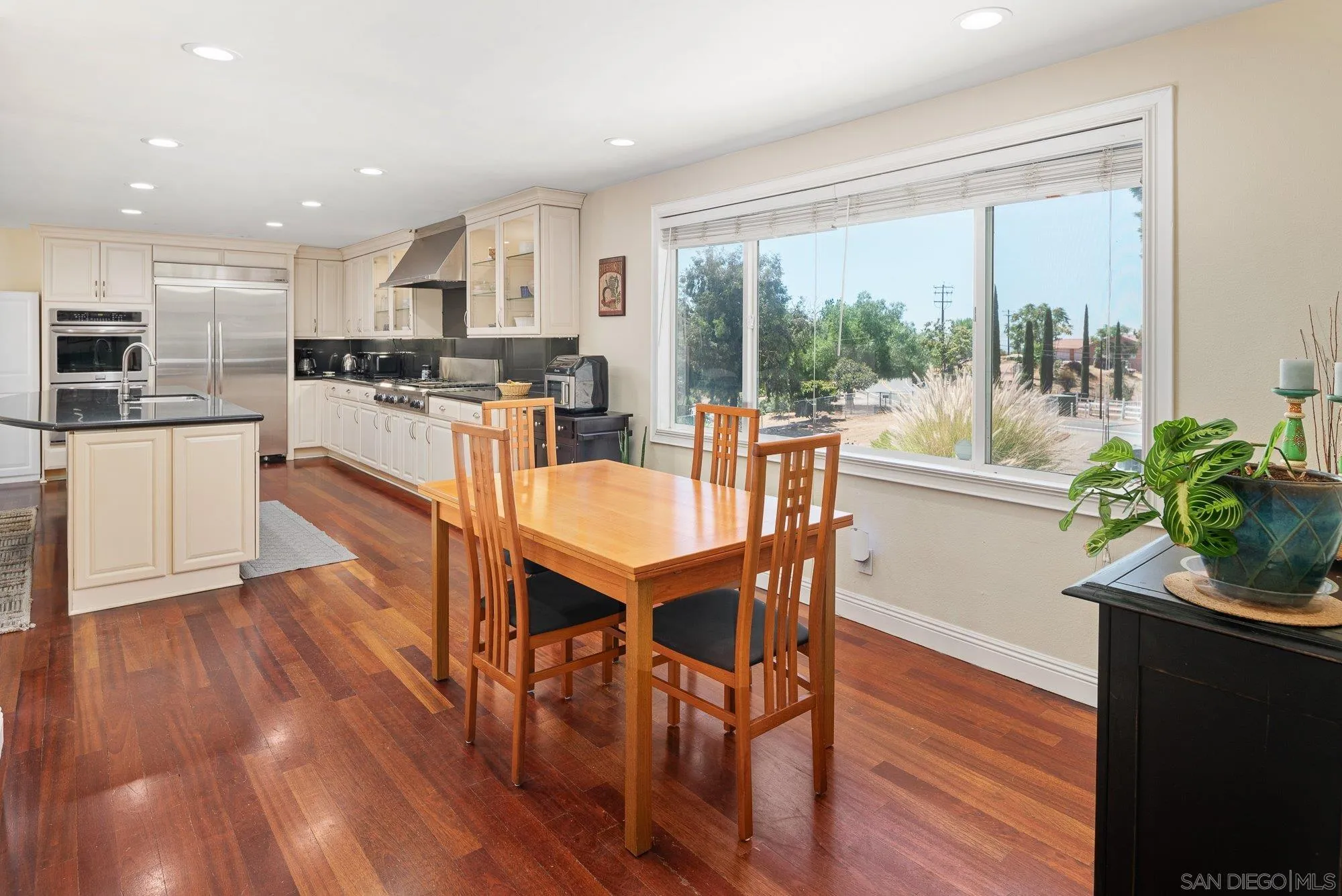 https://cdn.realtyfeed.com/cdn/127/260004628/8a6be6d695602df375453bb6b856fa42.webp