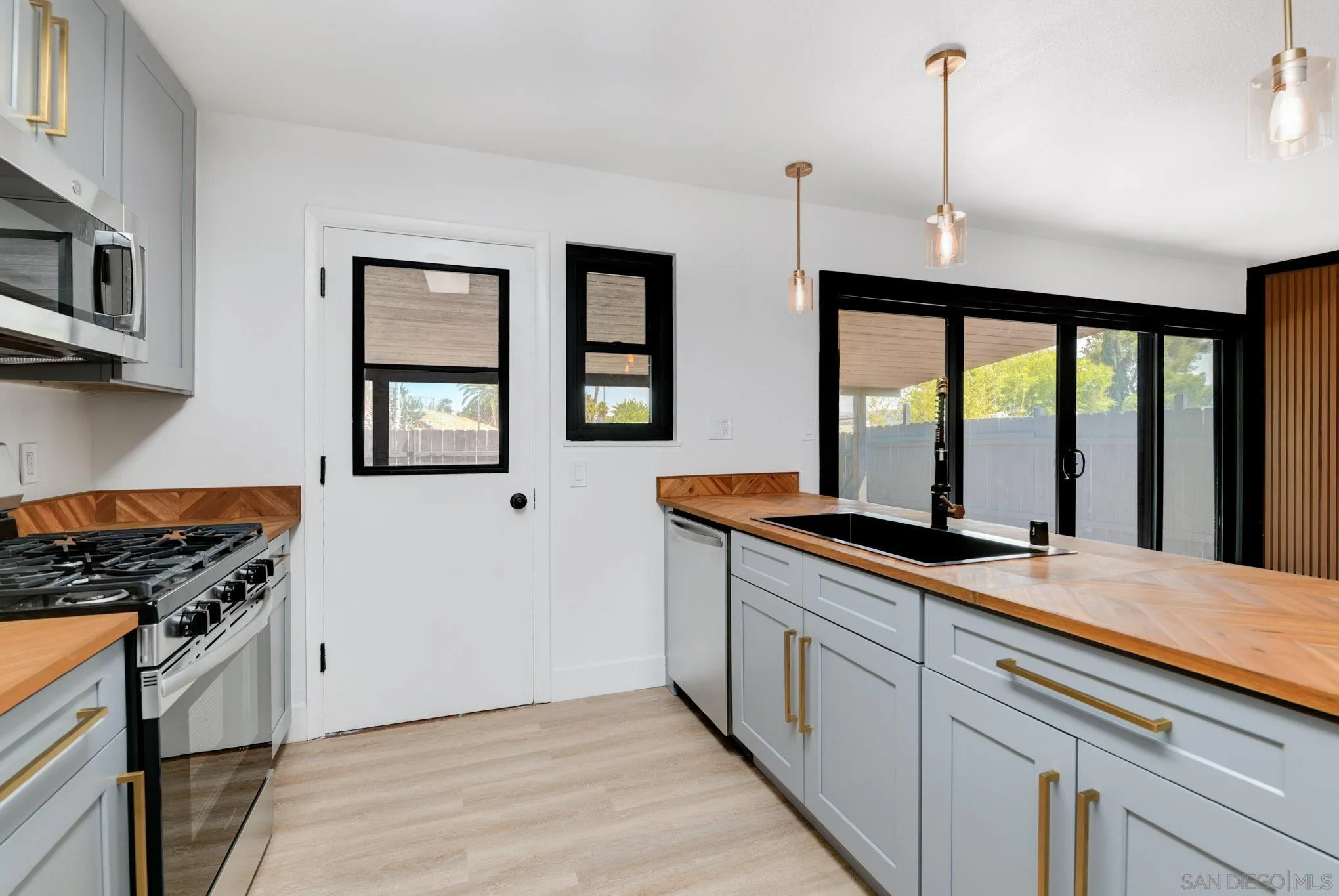 https://cdn.realtyfeed.com/cdn/127/260004629/0e1a5b8d777415a7606d414538c36d44.webp