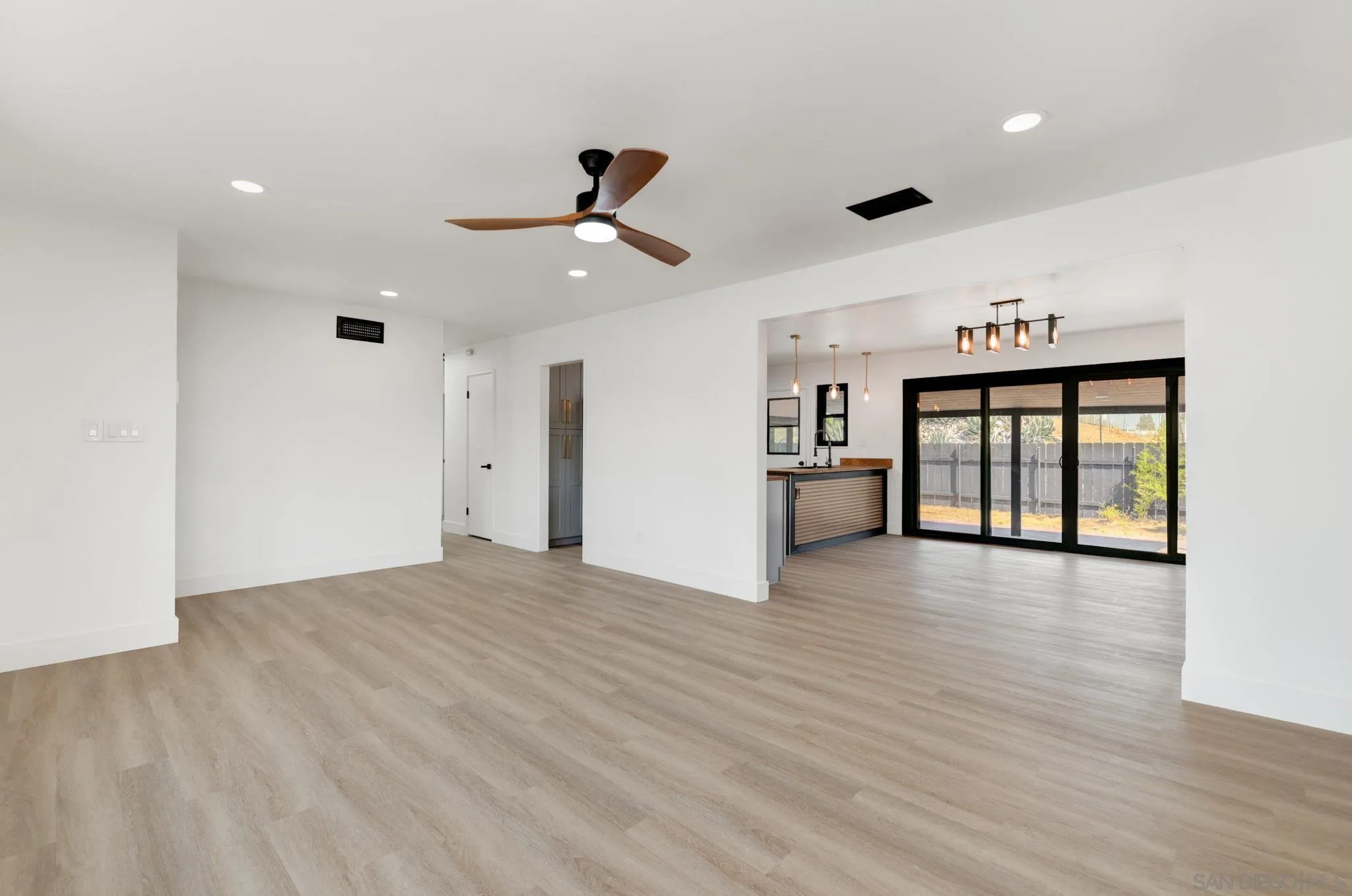 https://cdn.realtyfeed.com/cdn/127/260004629/863179ae93e568f4f54f16fafeb16ffd.webp