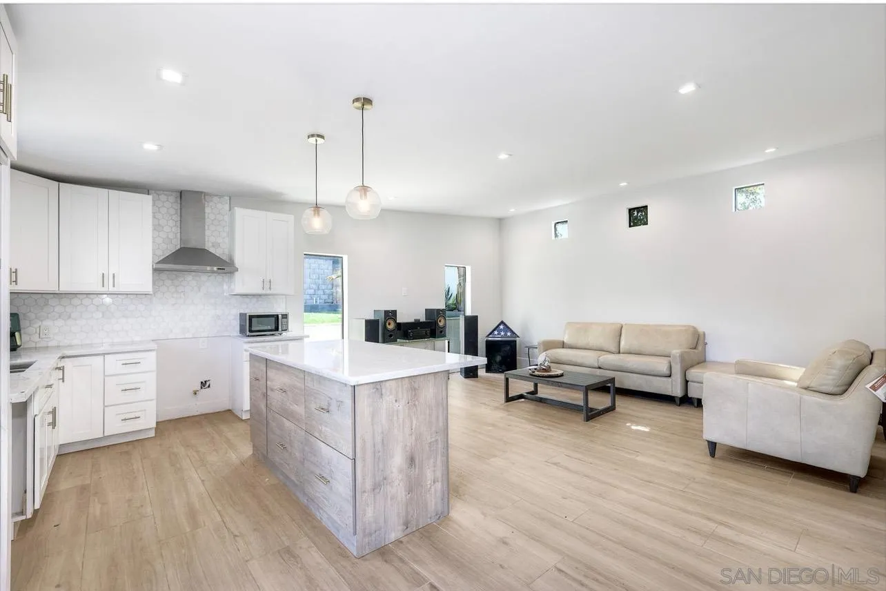 https://cdn.realtyfeed.com/cdn/127/260004641/811730c70763a4b347dbc86f3cba69c5.webp