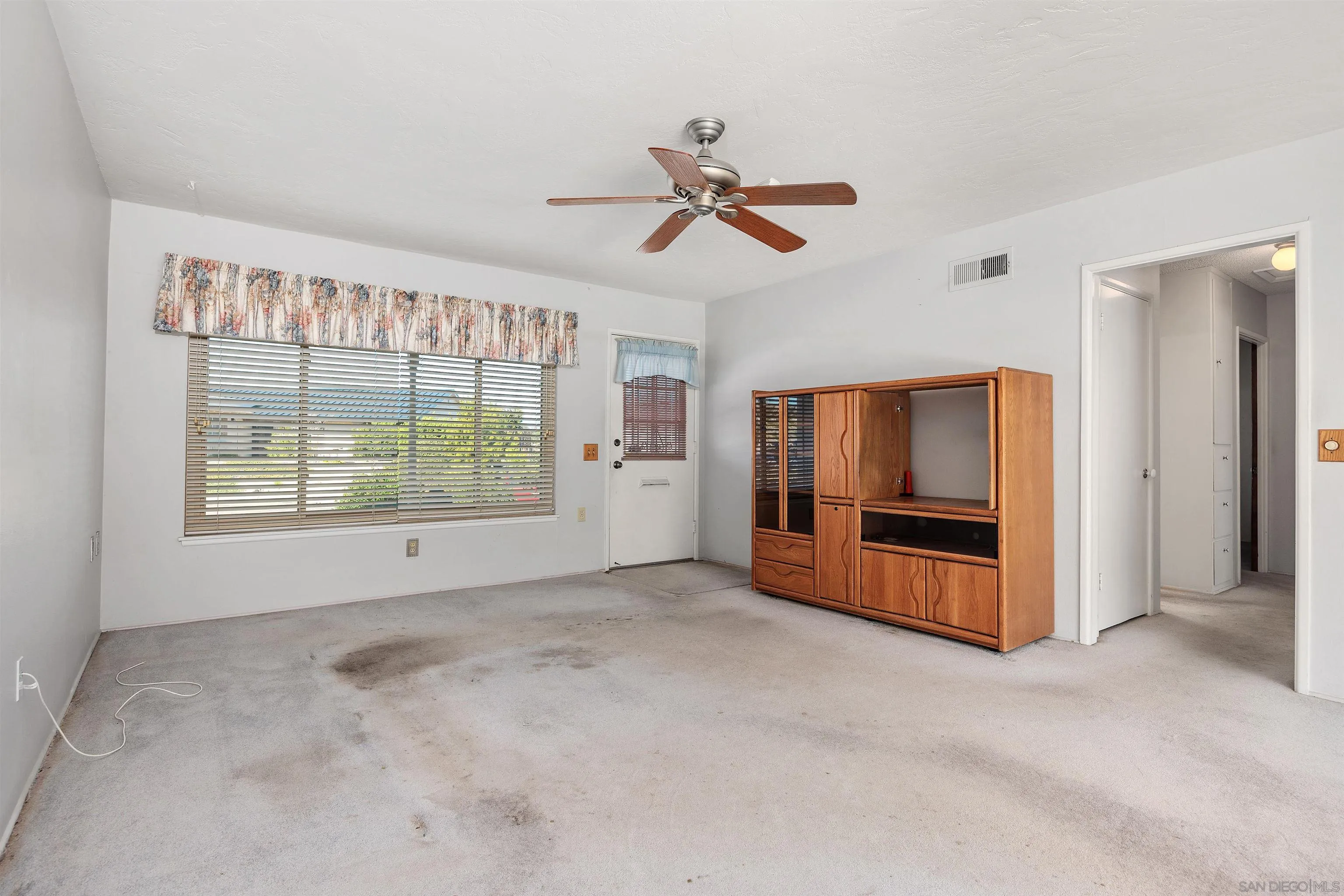 https://cdn.realtyfeed.com/cdn/127/260004650/8a6c055497b7a6cd37d424ccab6b557b.webp