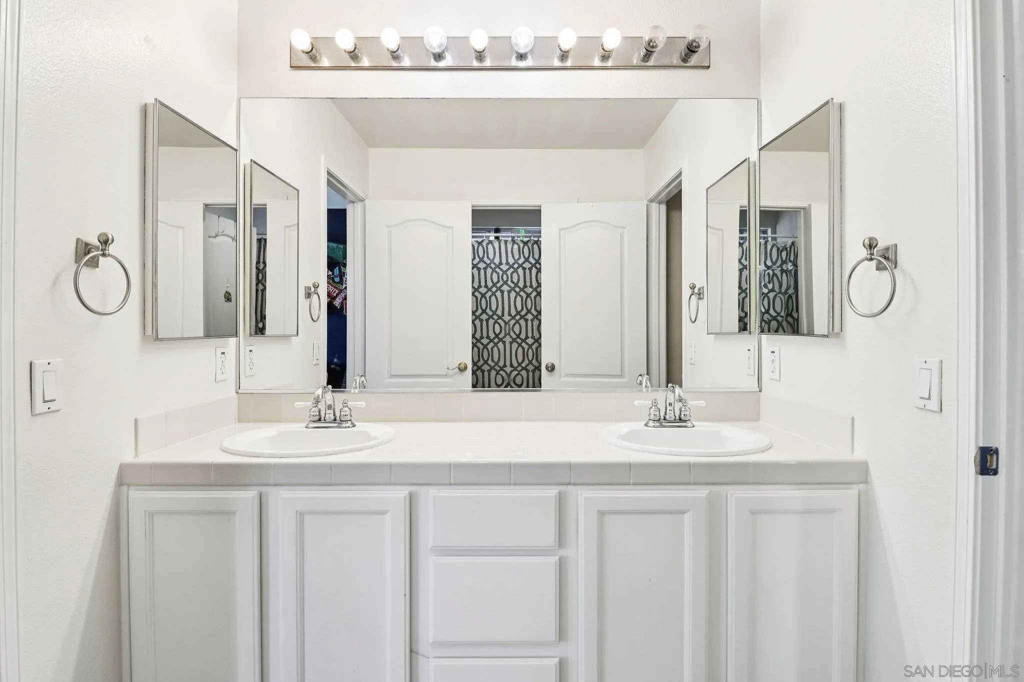 https://cdn.realtyfeed.com/cdn/127/260004654/9d0f7389f8d923bf7f59a523b503f2b7.webp