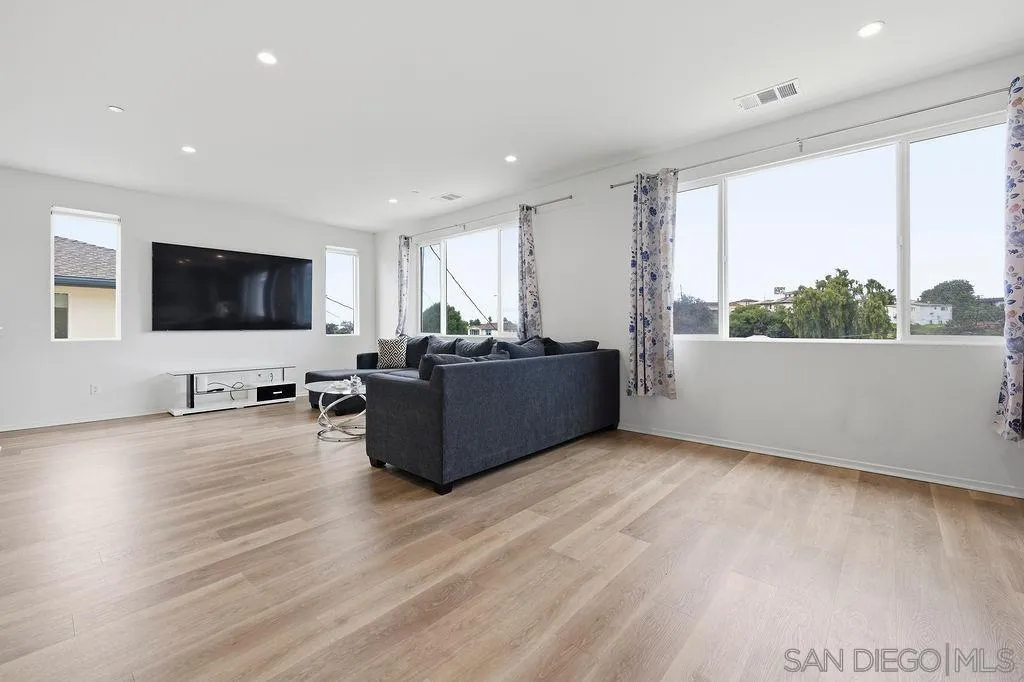 https://cdn.realtyfeed.com/cdn/127/260004665/8fd68a99875acf2f30a0d5ed75095d69.webp