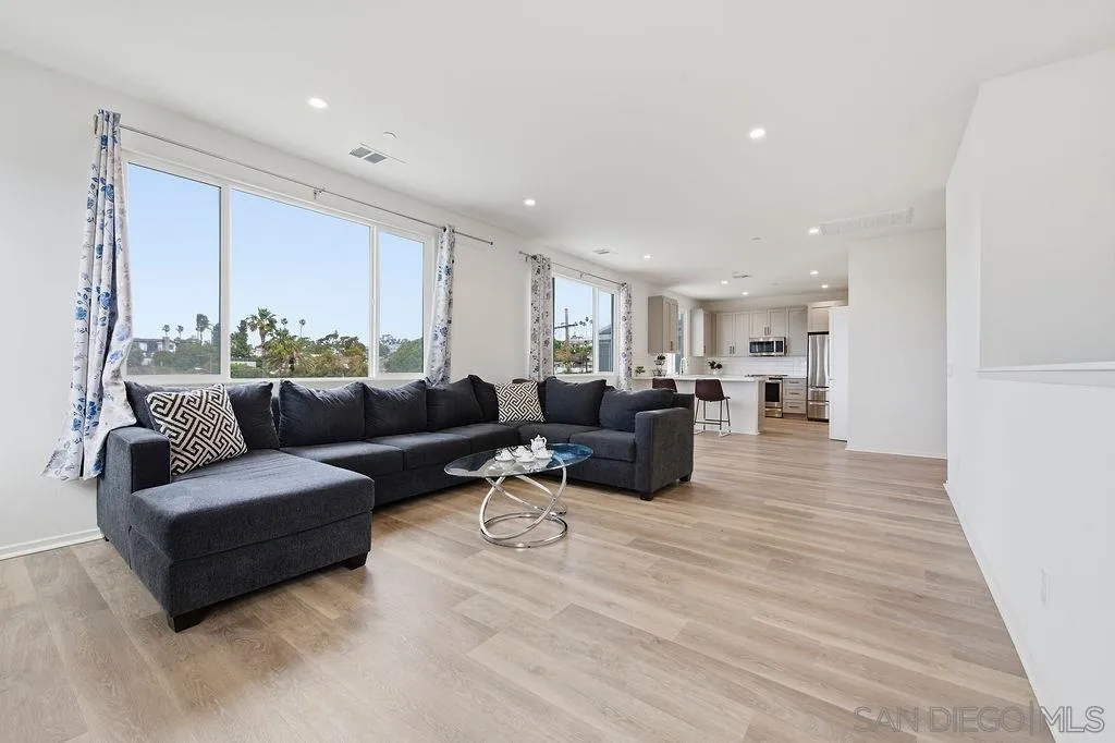 https://cdn.realtyfeed.com/cdn/127/260004665/9bd35759329e4fa7c4b4fce578de8406.webp