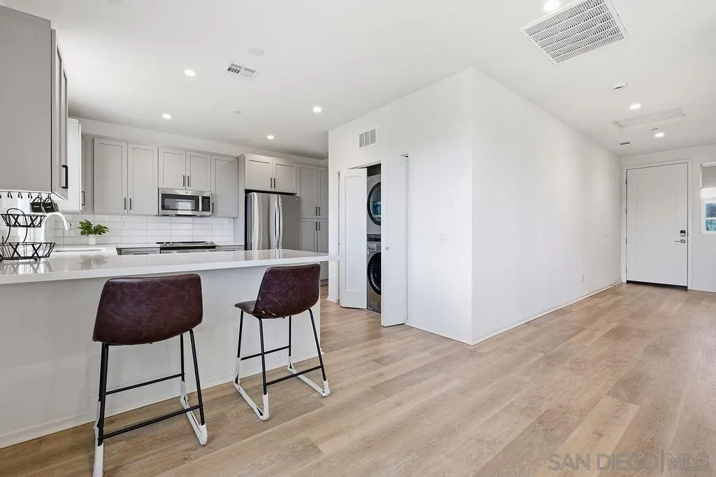 https://cdn.realtyfeed.com/cdn/127/260004665/e58d0cae7c1326de829b7beca53065de.webp