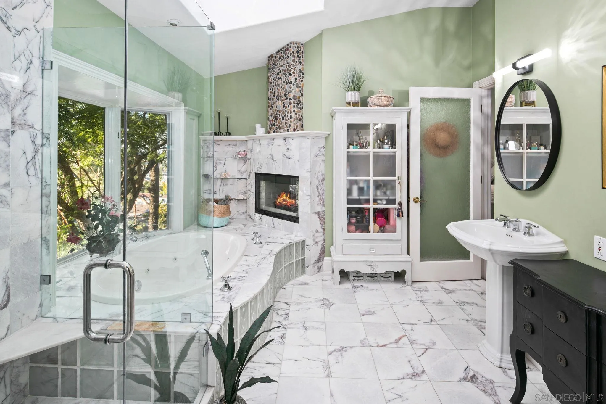 https://cdn.realtyfeed.com/cdn/127/260004677/15974411b69eb9e047f3637fd8d80ade.webp