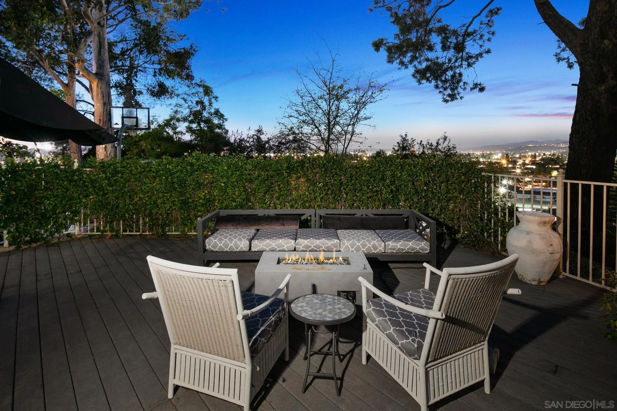 https://cdn.realtyfeed.com/cdn/127/260004677/5bf742f02f54f04354236c76ac411d31.webp