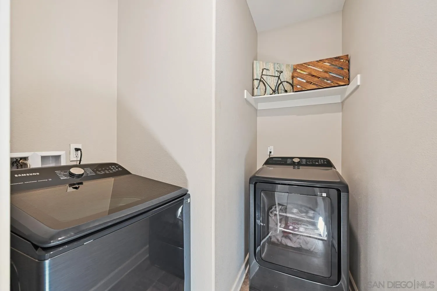 https://cdn.realtyfeed.com/cdn/127/260004691/874107f47d9f1ef377b9ba774e767706.webp