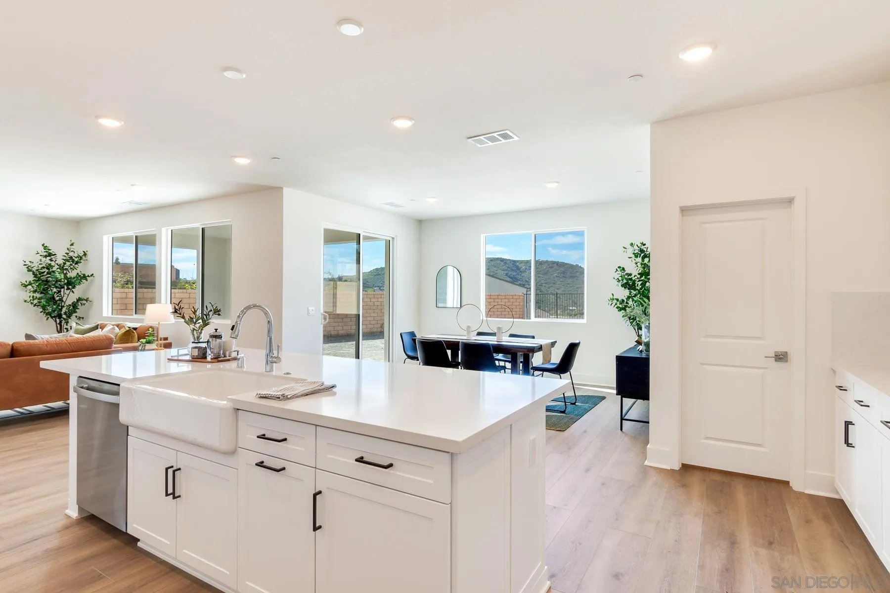 https://cdn.realtyfeed.com/cdn/127/260004718/215b5f423f8c3775f308b8b645d89c12.webp