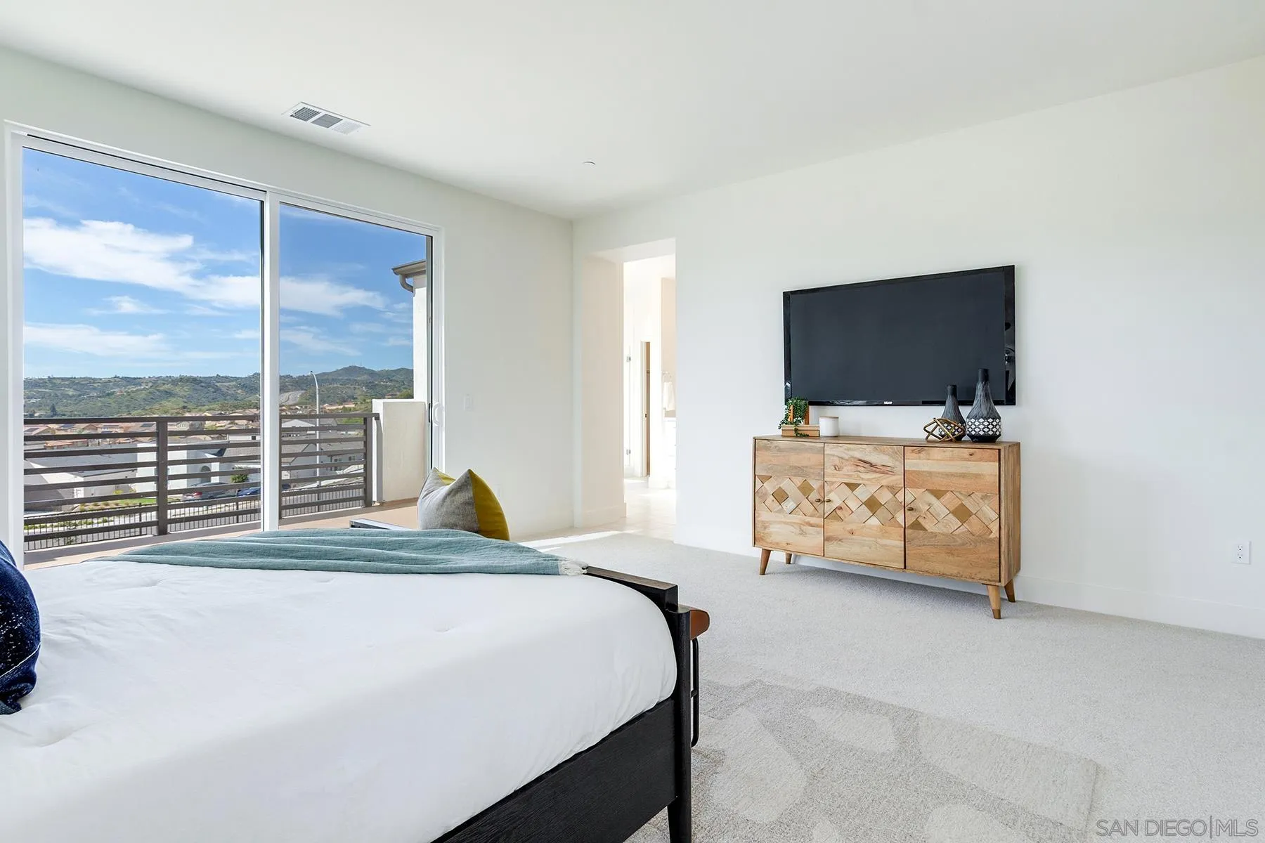 https://cdn.realtyfeed.com/cdn/127/260004718/6388785f3db344c47d51ebbfb32611c1.webp