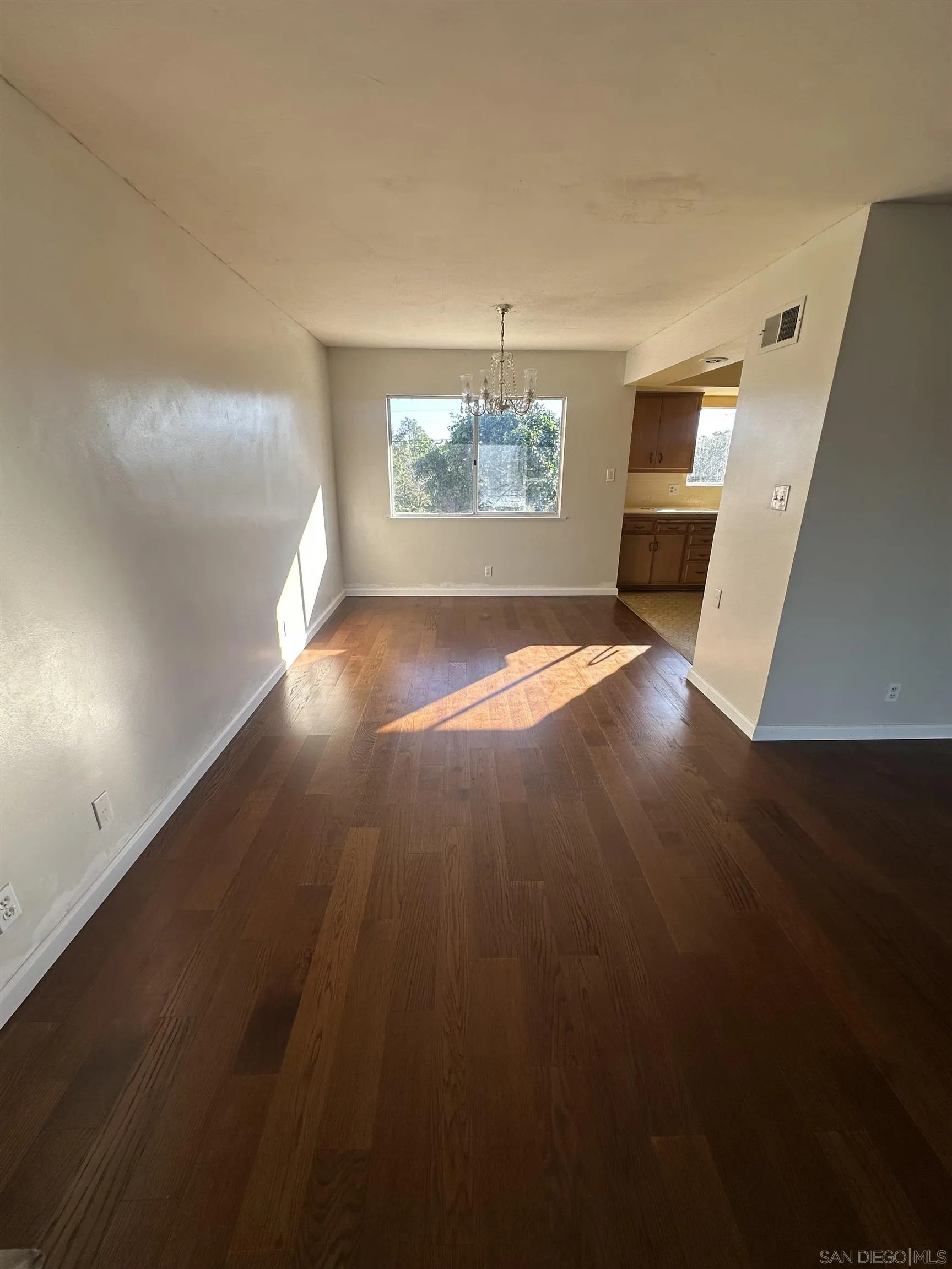https://cdn.realtyfeed.com/cdn/127/260004754/d0d9f1760e342bea3f9480749828173b.webp
