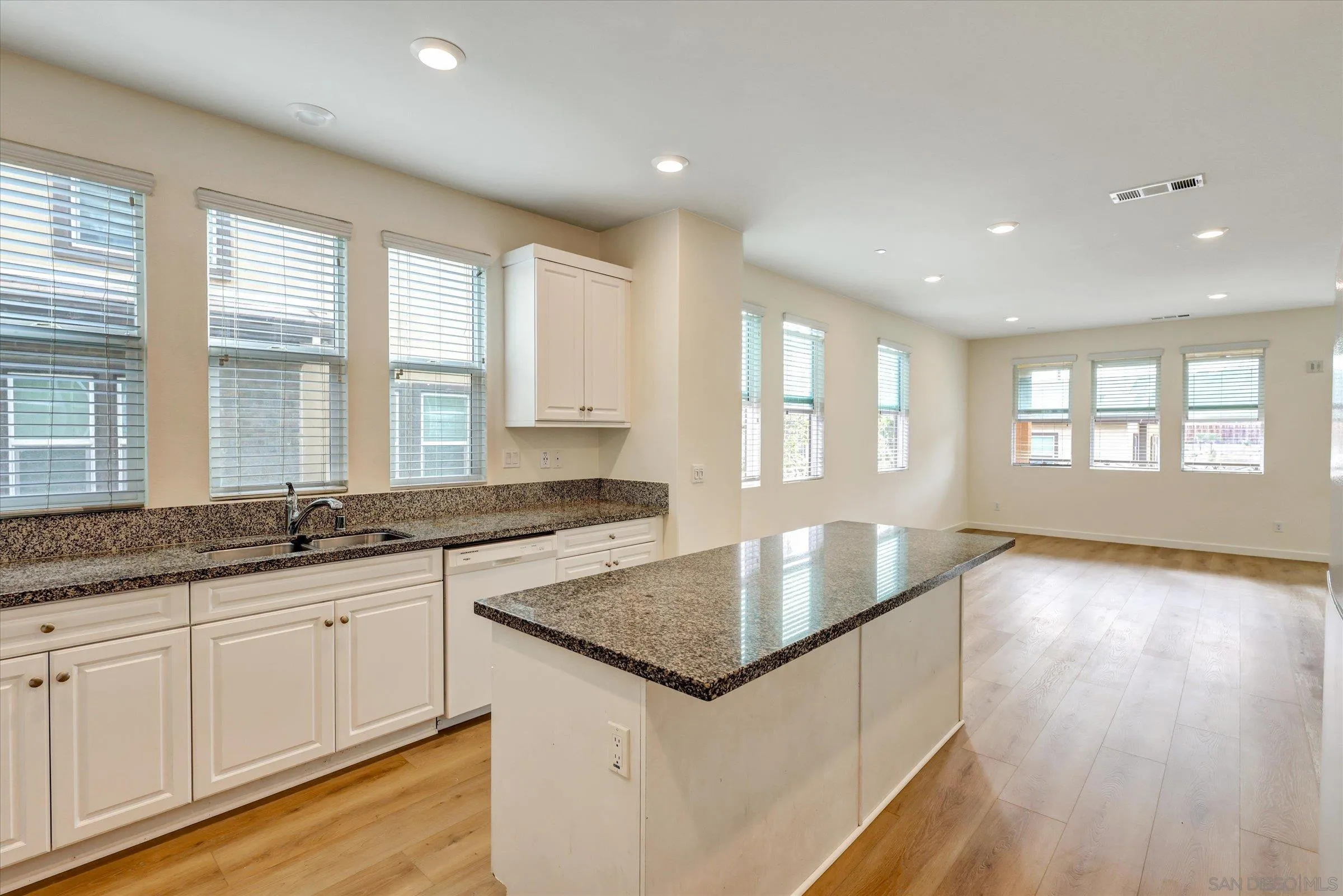 https://cdn.realtyfeed.com/cdn/127/260004777/358915601beb37f9479c5c18a3af49d6.webp