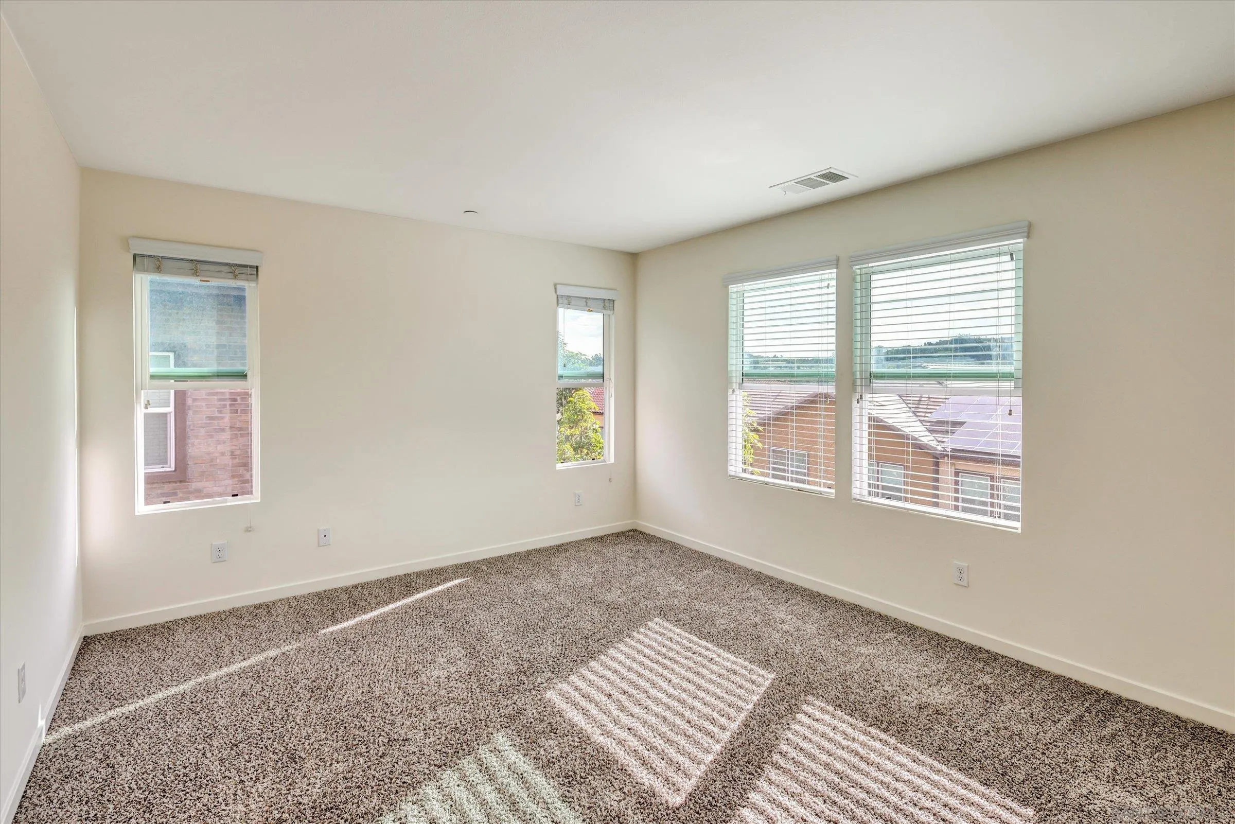 https://cdn.realtyfeed.com/cdn/127/260004777/62da8c5216fdd37ae50abdea37a9a9a8.webp