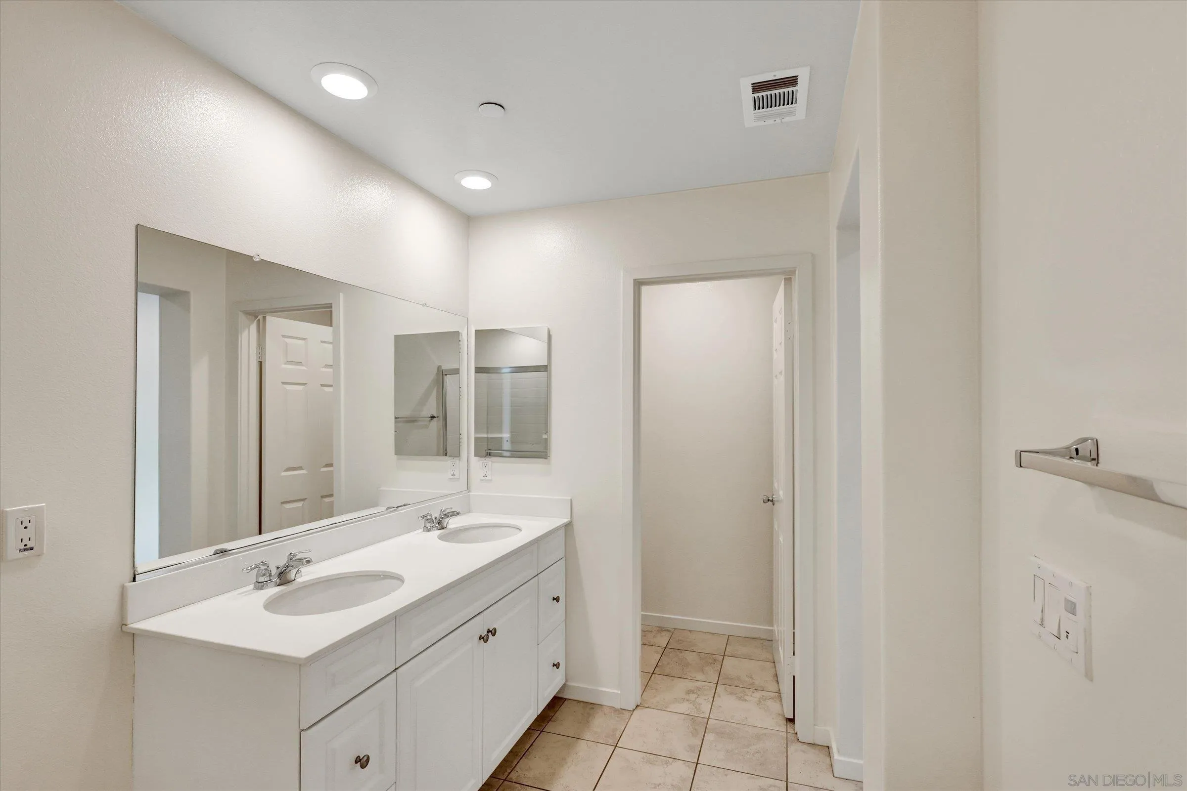 https://cdn.realtyfeed.com/cdn/127/260004777/750cba61345689c63964556981e9a0a0.webp