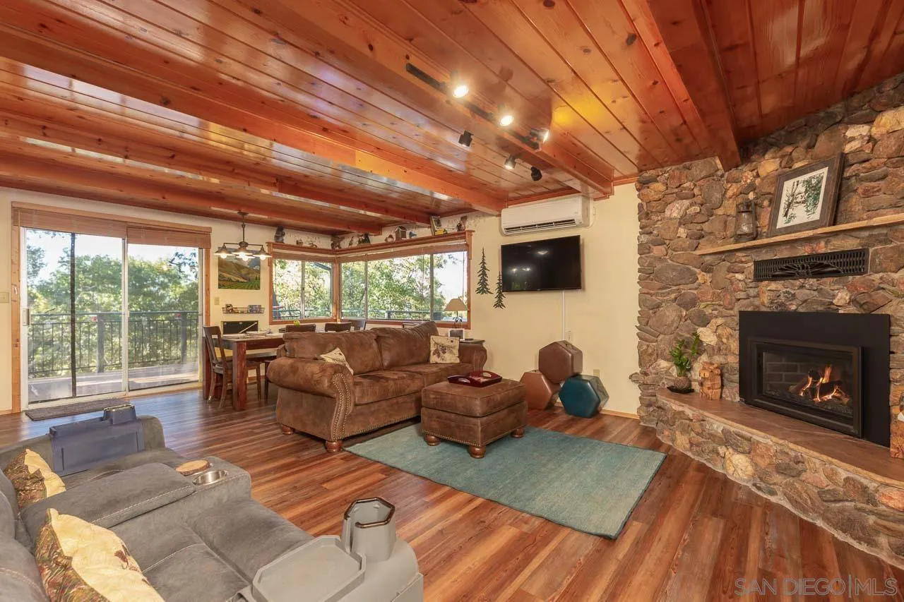 https://cdn.realtyfeed.com/cdn/127/260004797/f3c662622b9f0d0916677918d76ef600.webp