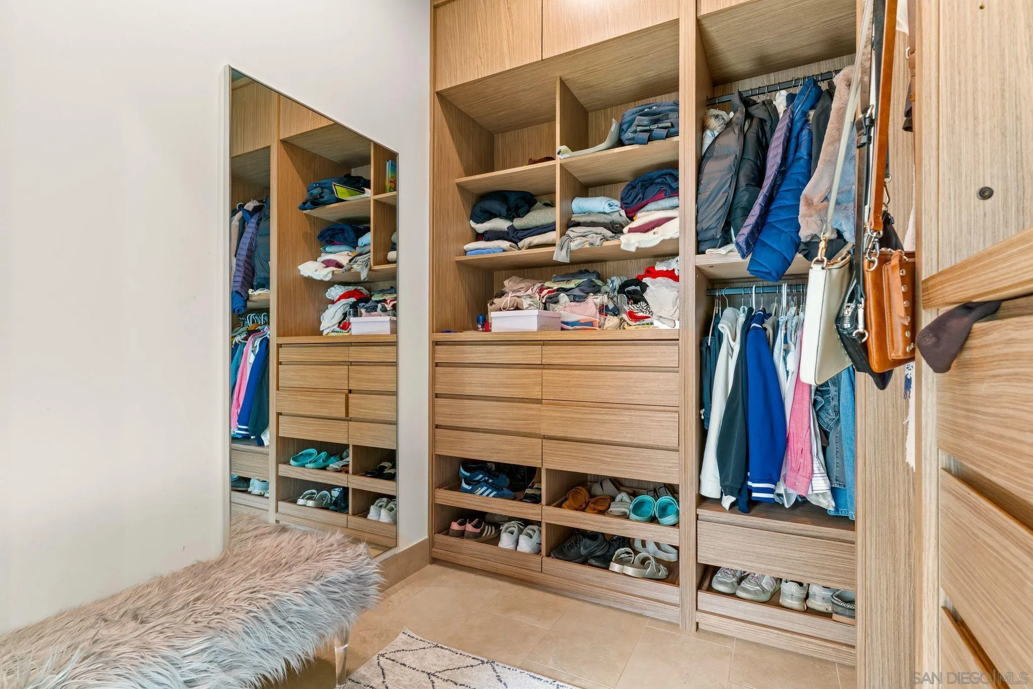 https://cdn.realtyfeed.com/cdn/127/260004810/be26290a0381177d878e961a7746e350.webp
