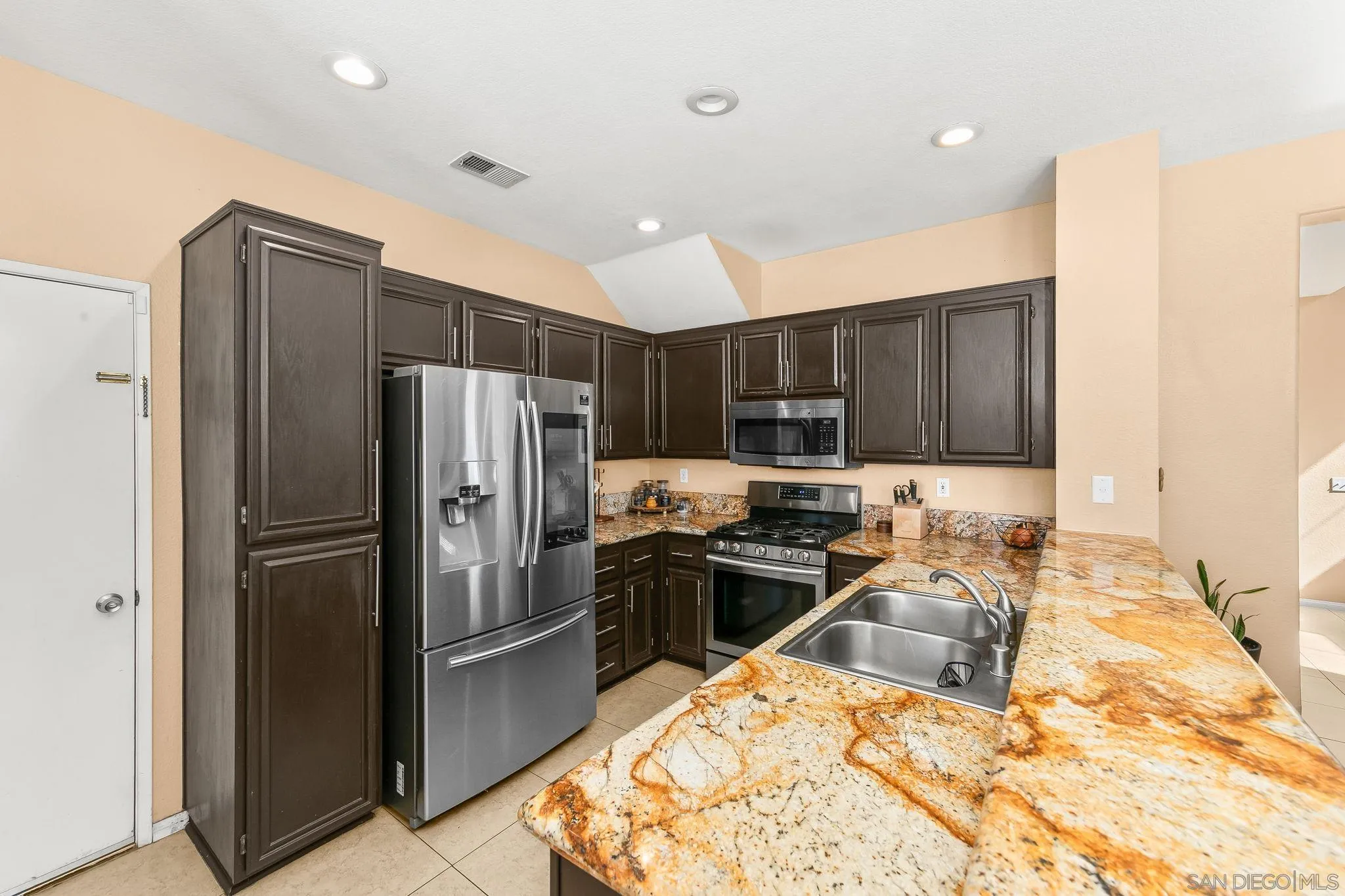 https://cdn.realtyfeed.com/cdn/127/260004835/868f0ea43c6675efd36cf8353e2a319c.webp