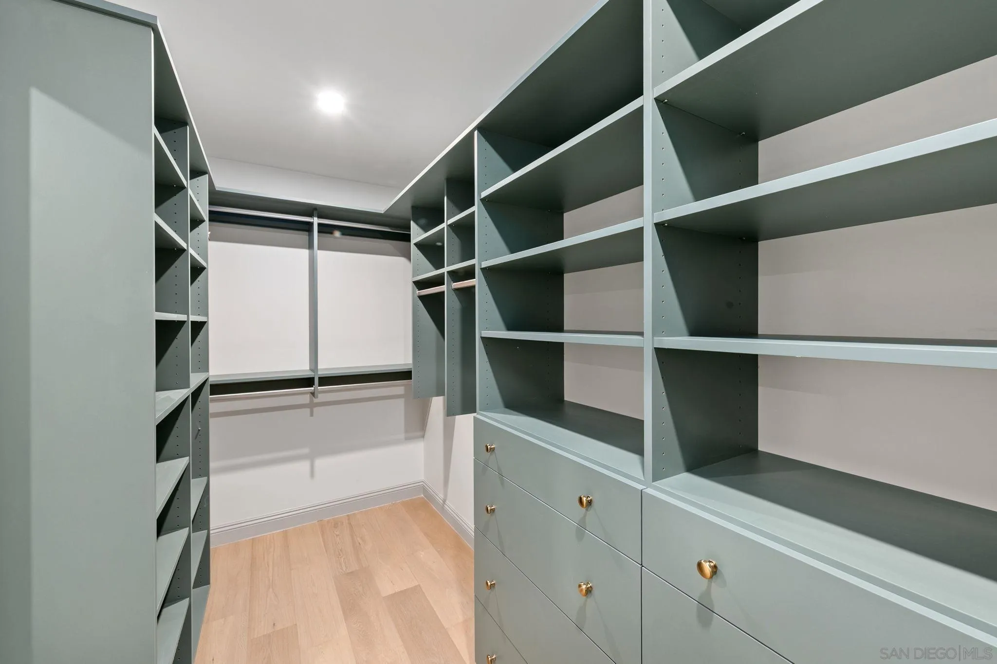 https://cdn.realtyfeed.com/cdn/127/260004851/cb7b418613ff9f1e5a45c5d3868620b7.webp