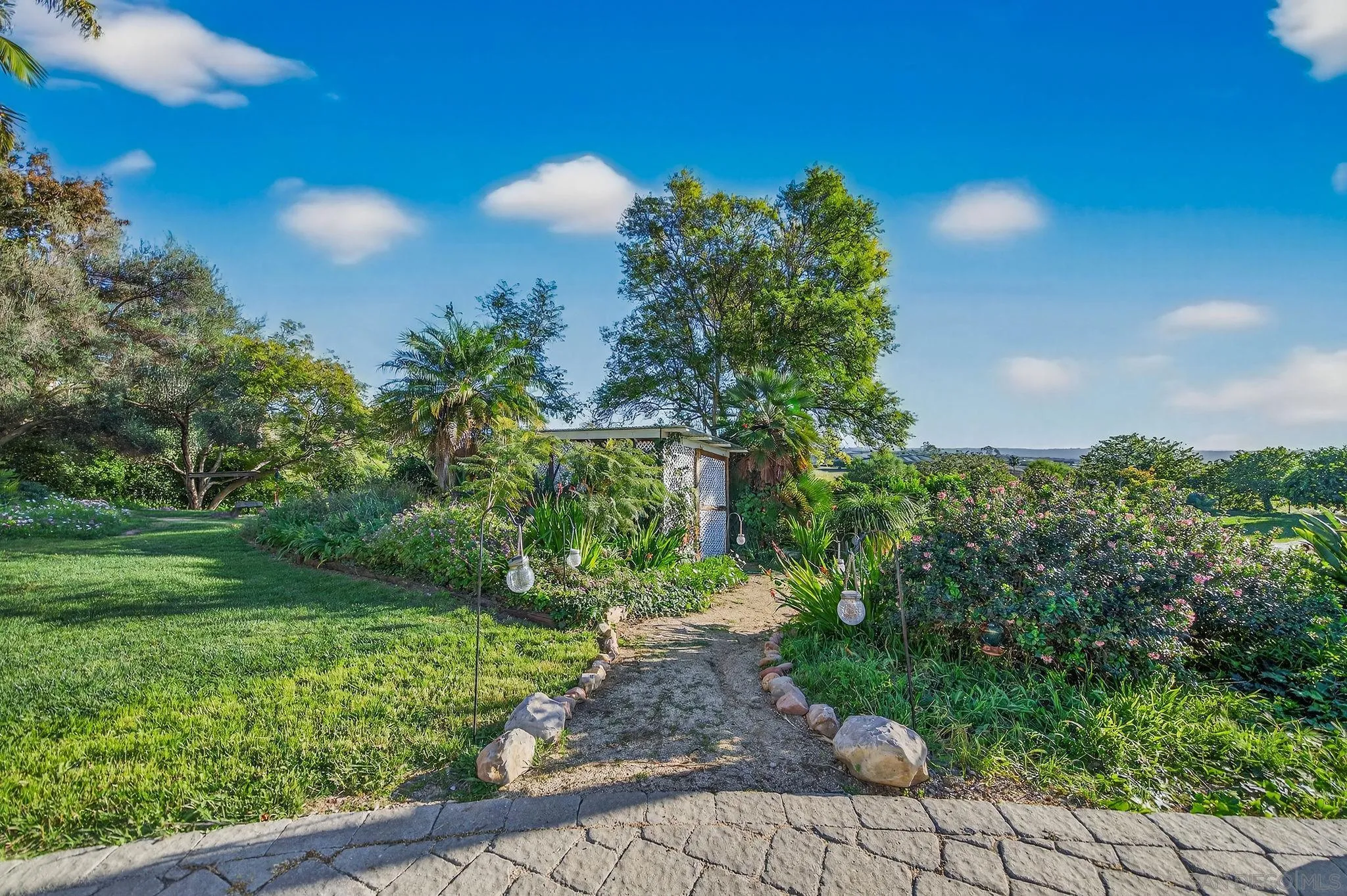 https://cdn.realtyfeed.com/cdn/127/260004856/99699368c26bfaa24fcf0f21b9f576e6.webp