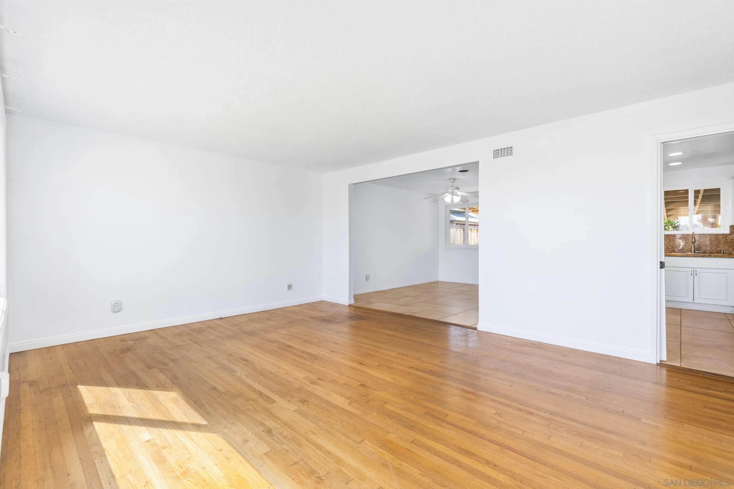 https://cdn.realtyfeed.com/cdn/127/260004858/2193076cf3ff417ca28fb34dd99c567e.webp