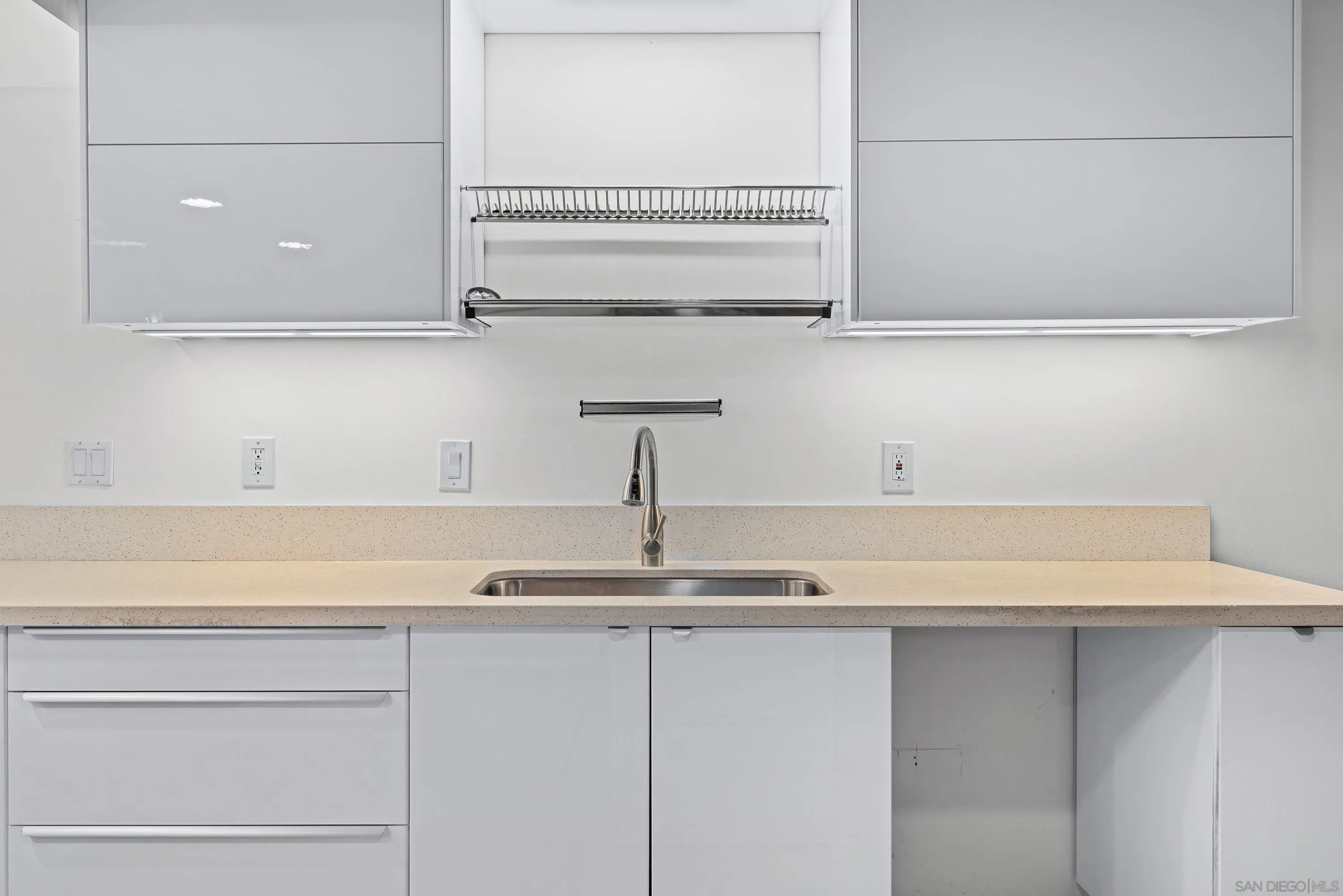 https://cdn.realtyfeed.com/cdn/127/260004868/8333e10b2a2c41b52f9fcd44883fb75b.webp