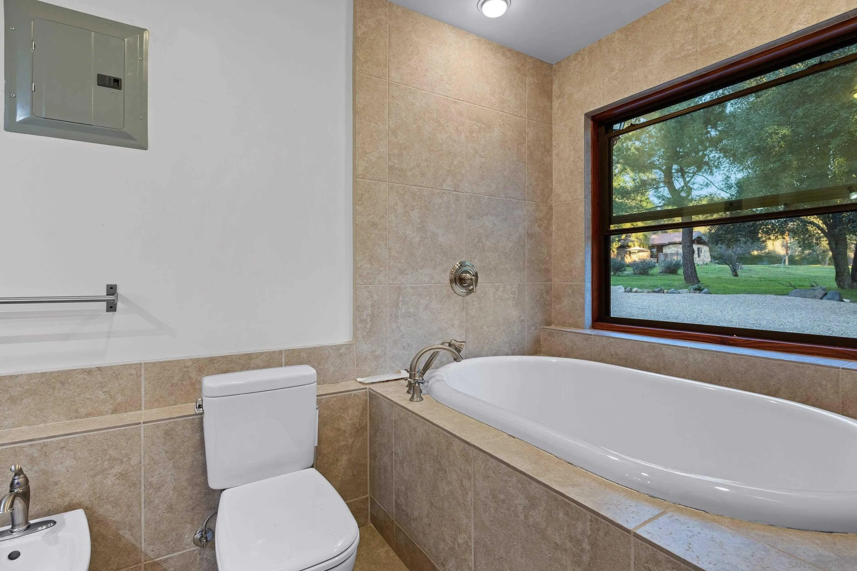 https://cdn.realtyfeed.com/cdn/127/260004868/b45e8682aaeb05161395f26750098feb.webp
