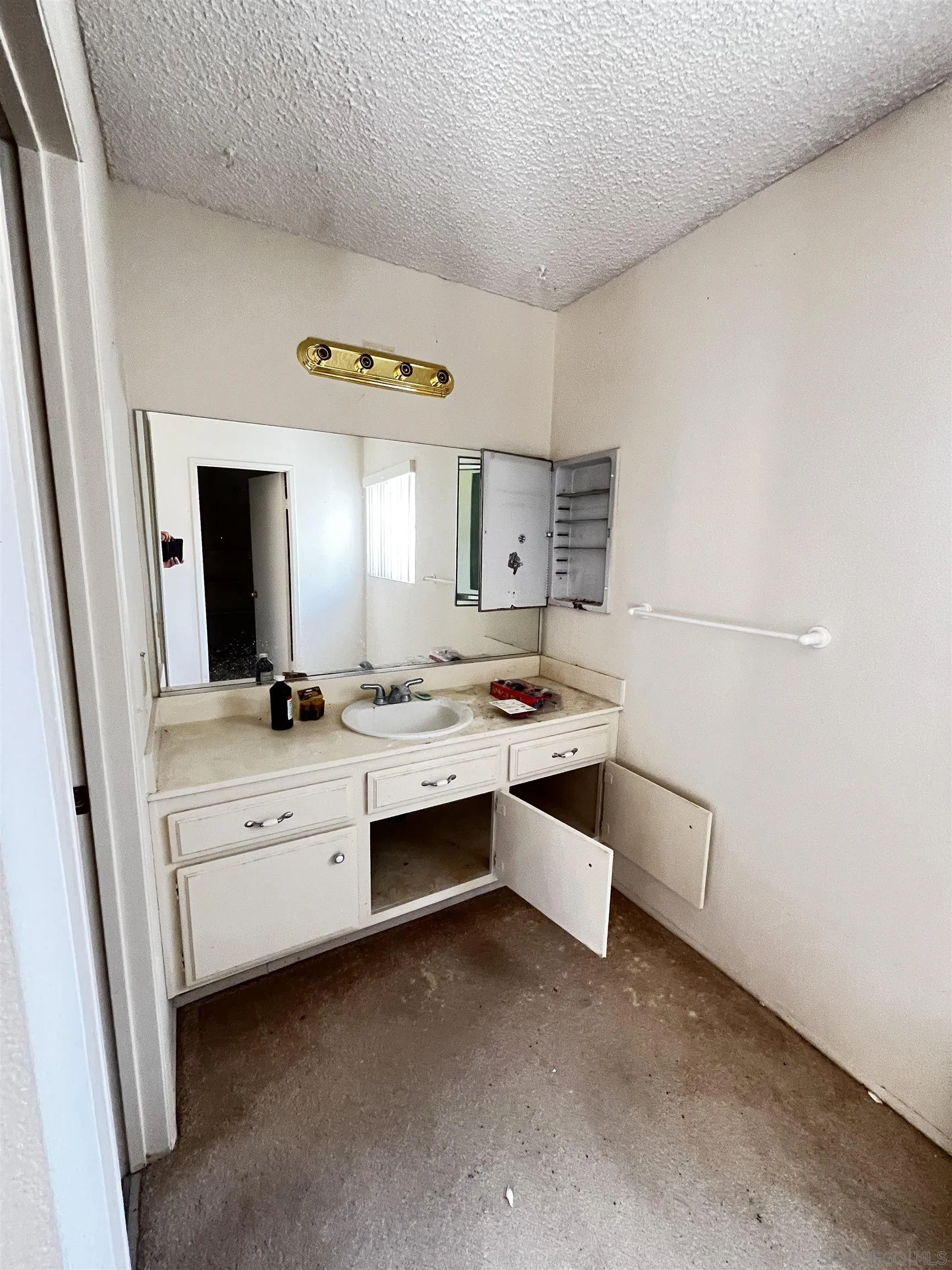 https://cdn.realtyfeed.com/cdn/127/260004875/119e19a593741a128d3c96d56fb7856d.webp