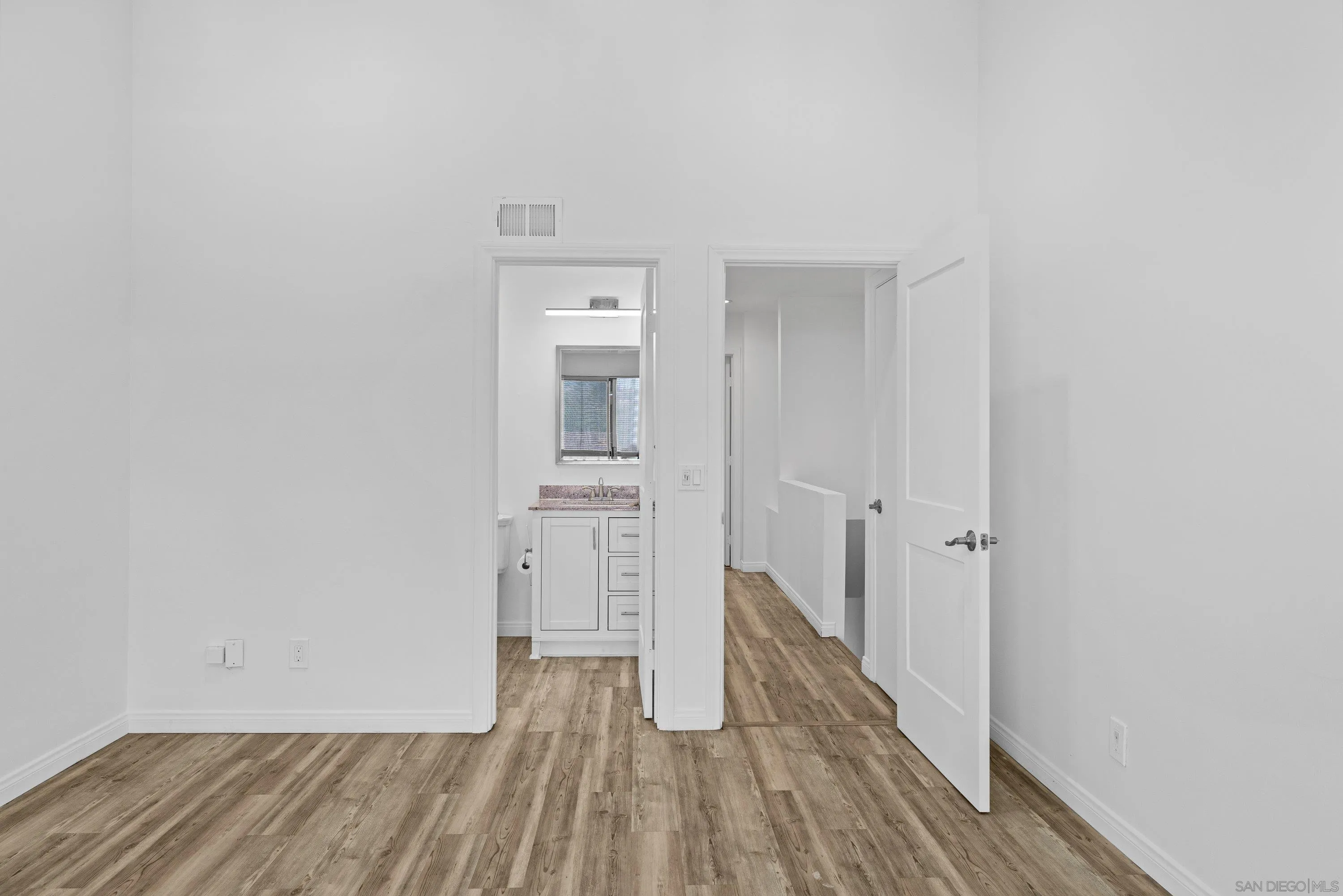 https://cdn.realtyfeed.com/cdn/127/260004898/84bc4d3c01fd33529fbf286c46c4b654.webp