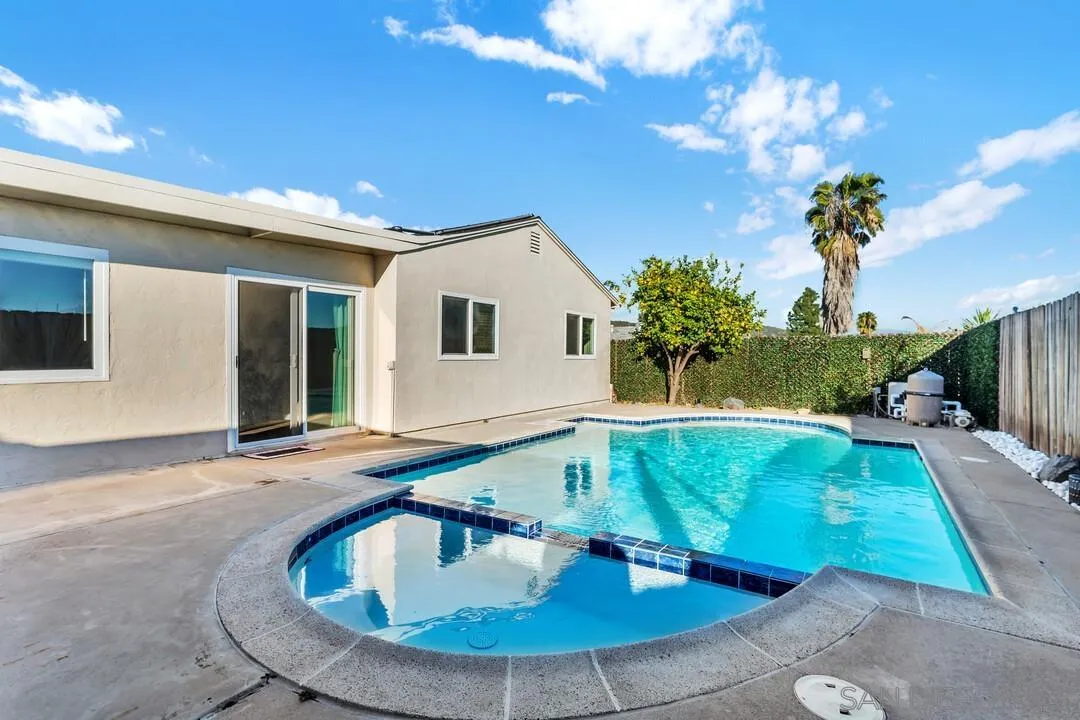 https://cdn.realtyfeed.com/cdn/127/260004915/461645662bf9a1bdba619412aab77a59.webp