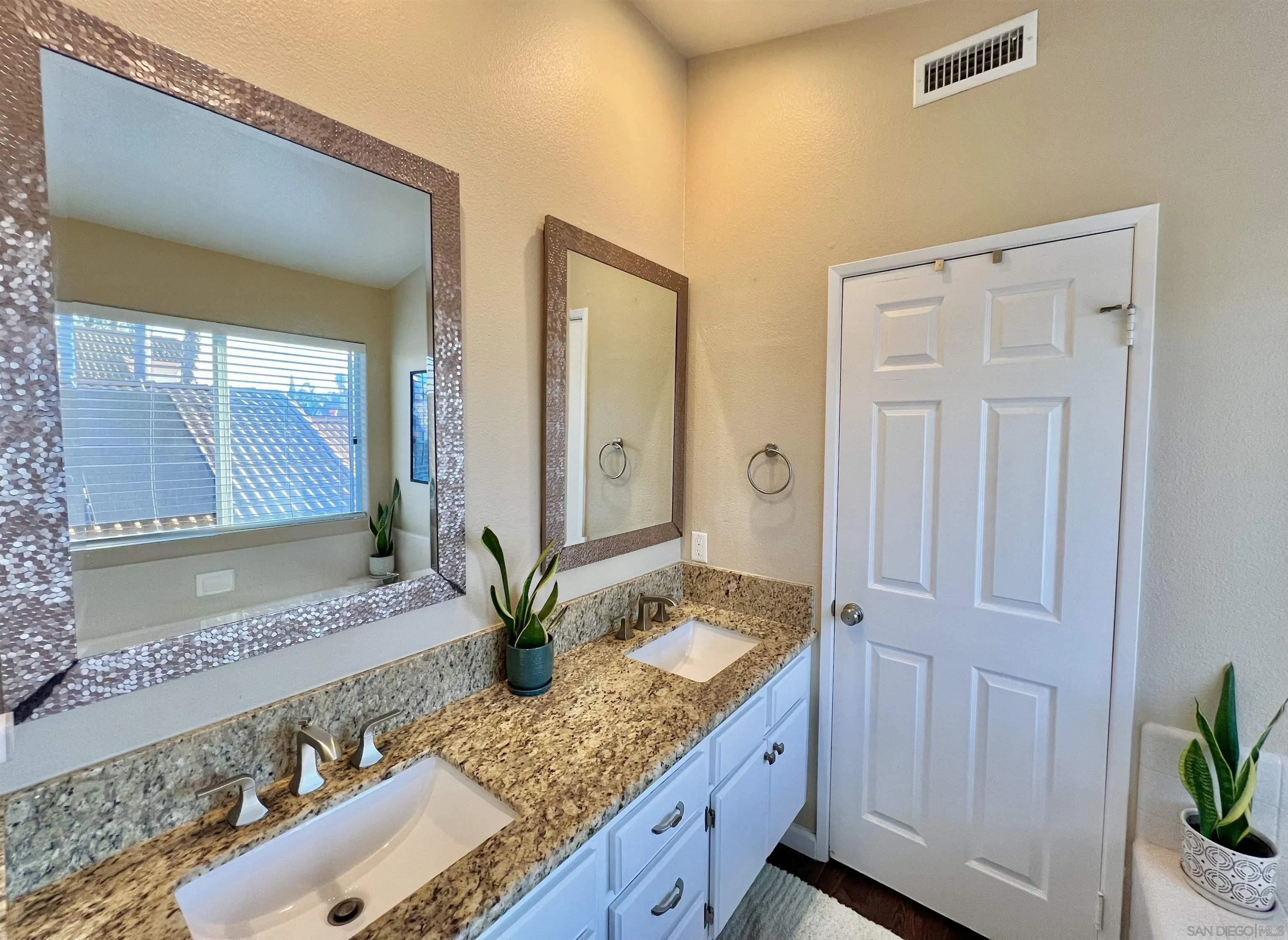 https://cdn.realtyfeed.com/cdn/127/260004933/dff10958338862623761db36562df871.webp