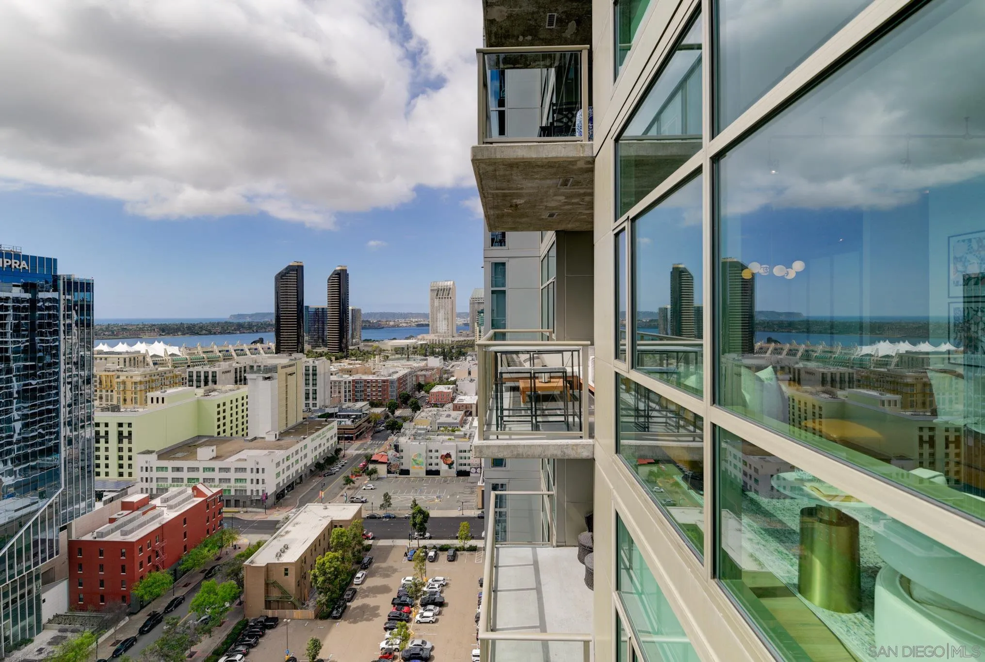 https://cdn.realtyfeed.com/cdn/127/260004962/60a1c2180ef4fb67fe6a5d343ddb7bcb.webp