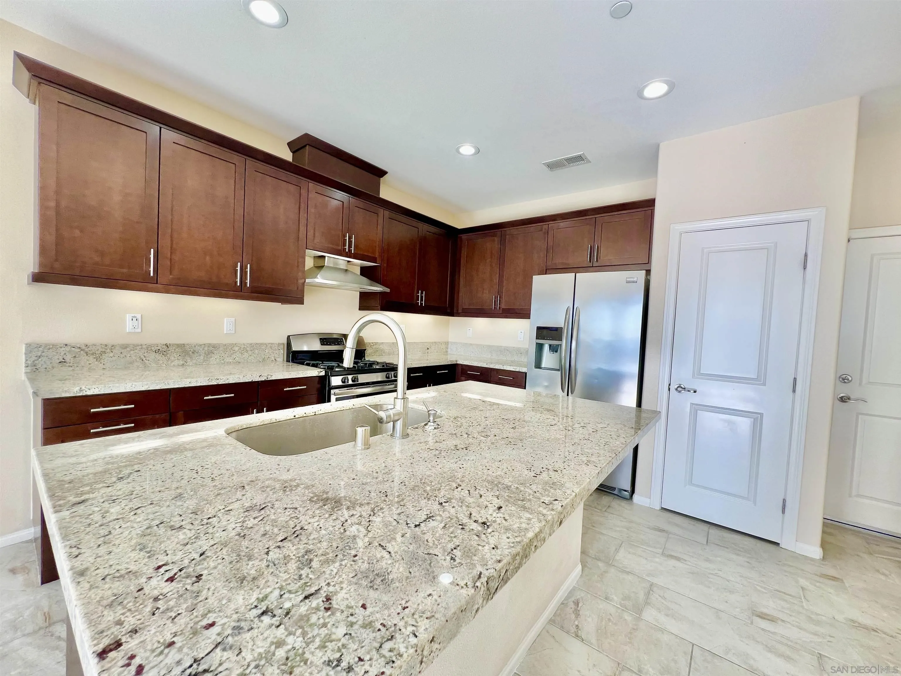 https://cdn.realtyfeed.com/cdn/127/260004971/32a16deed3d639eeb6d4342f90077749.webp