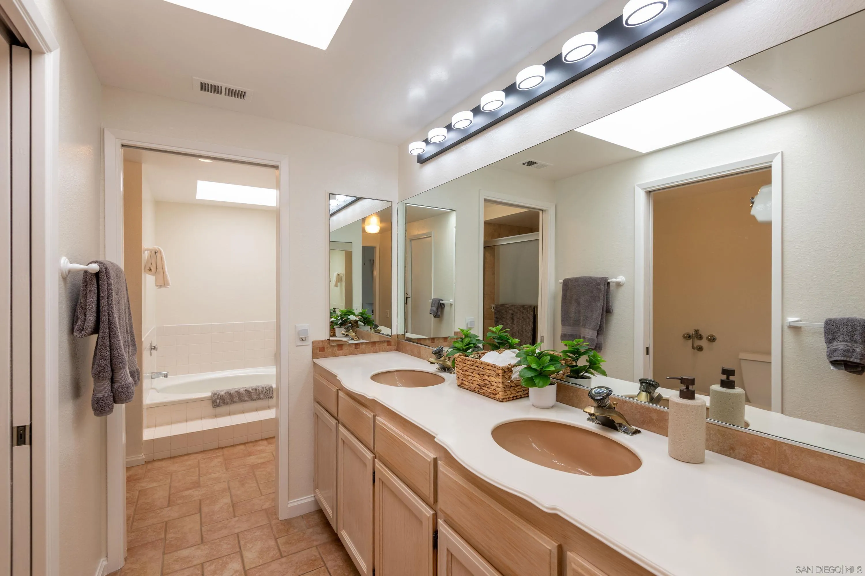 https://cdn.realtyfeed.com/cdn/127/260004977/53236c7ae5b53816466209135a11fea8.webp