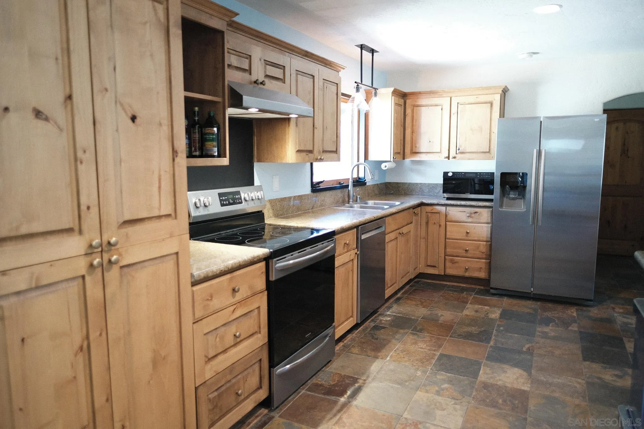 https://cdn.realtyfeed.com/cdn/127/260004984/6184be38e685463d2aafa2e8332e95ae.webp