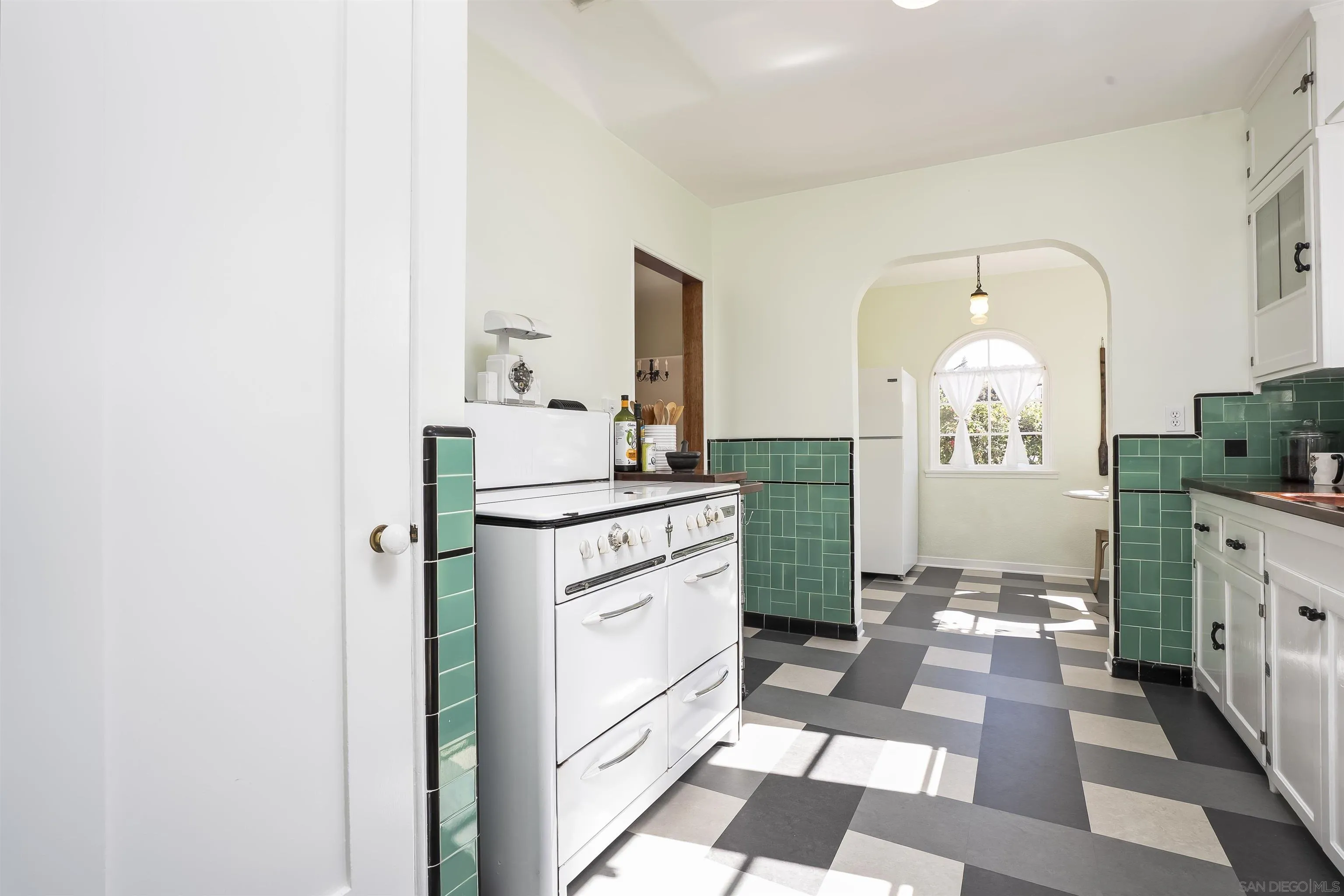 https://cdn.realtyfeed.com/cdn/127/260004993/77a387345f5878a8756defc90fc95272.webp