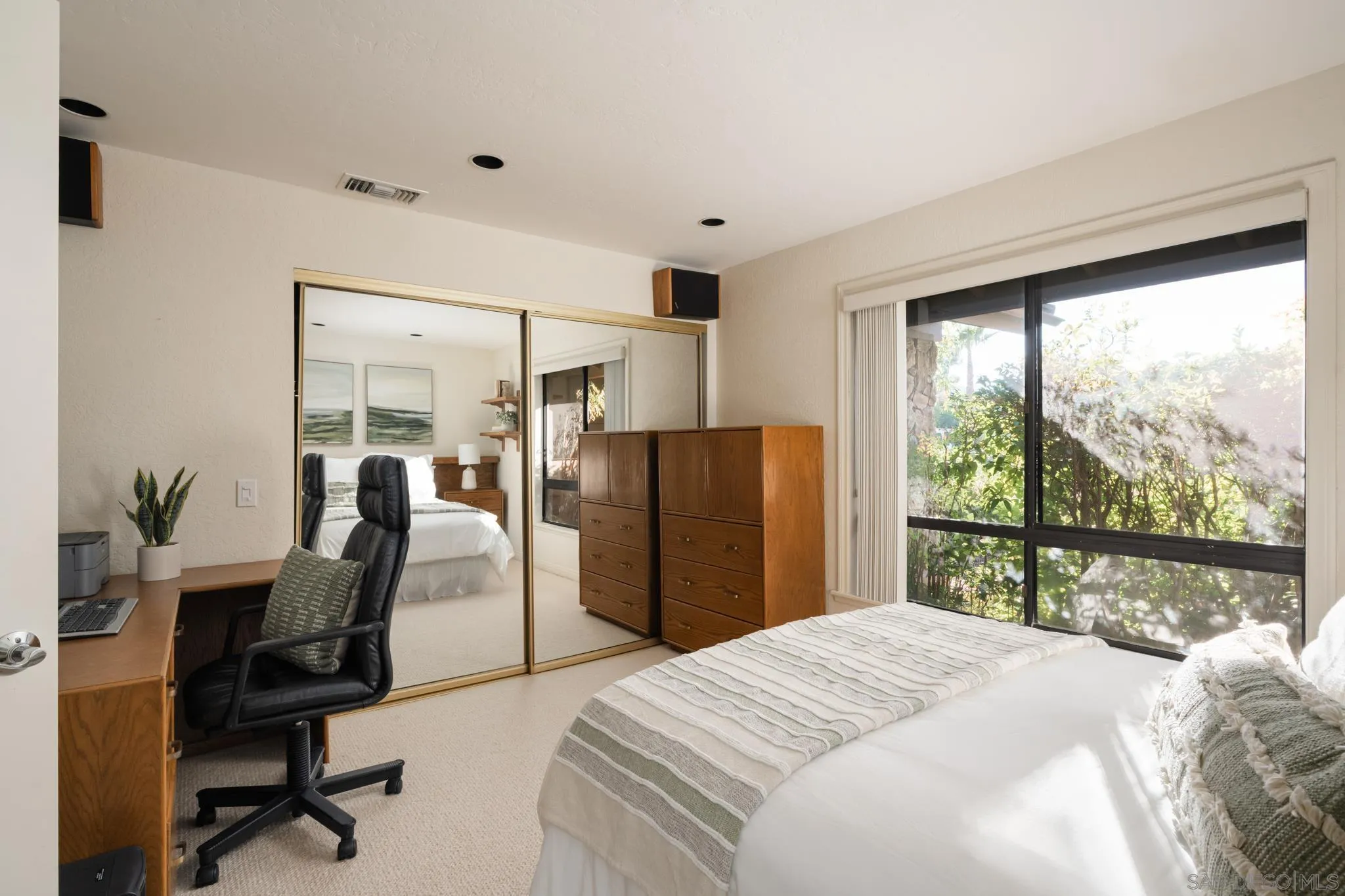 https://cdn.realtyfeed.com/cdn/127/260005015/240af654b72d41be01a460c6c9e0eb87.webp
