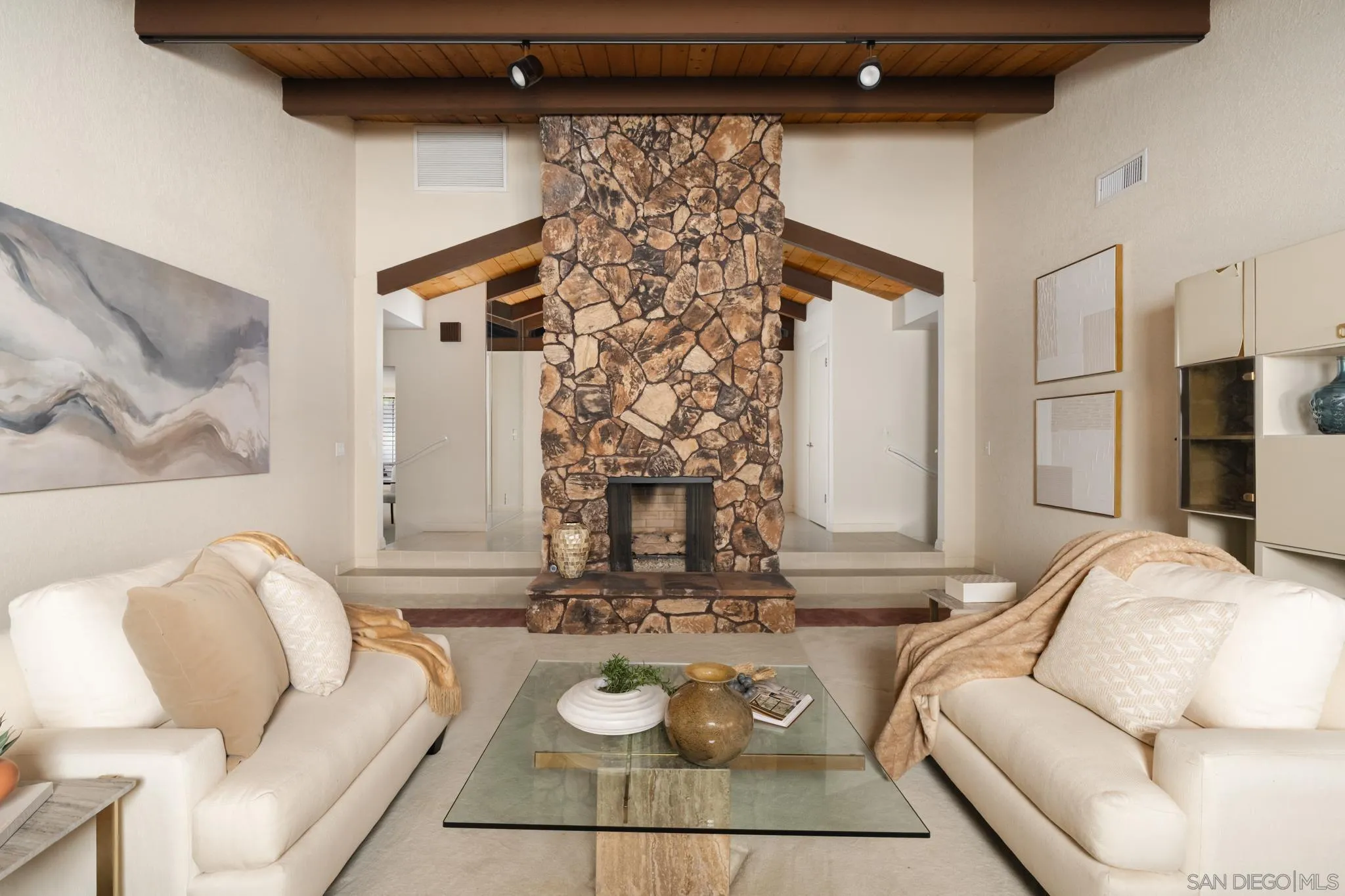 https://cdn.realtyfeed.com/cdn/127/260005015/5c1a35797a339ed1667f0d26563783a9.webp