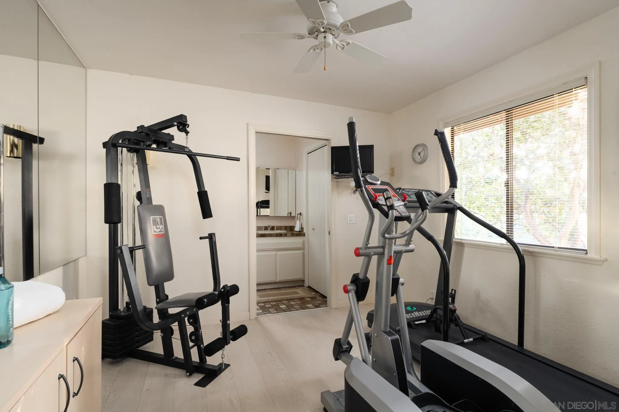 https://cdn.realtyfeed.com/cdn/127/260005015/e08322595a8867d72b4b6ac3f8908f16.webp