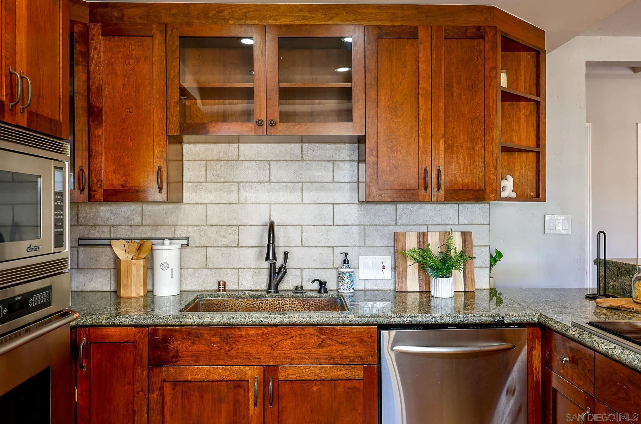 https://cdn.realtyfeed.com/cdn/127/260005016/d109c5cf146258caf7957944bff9c5c0.webp