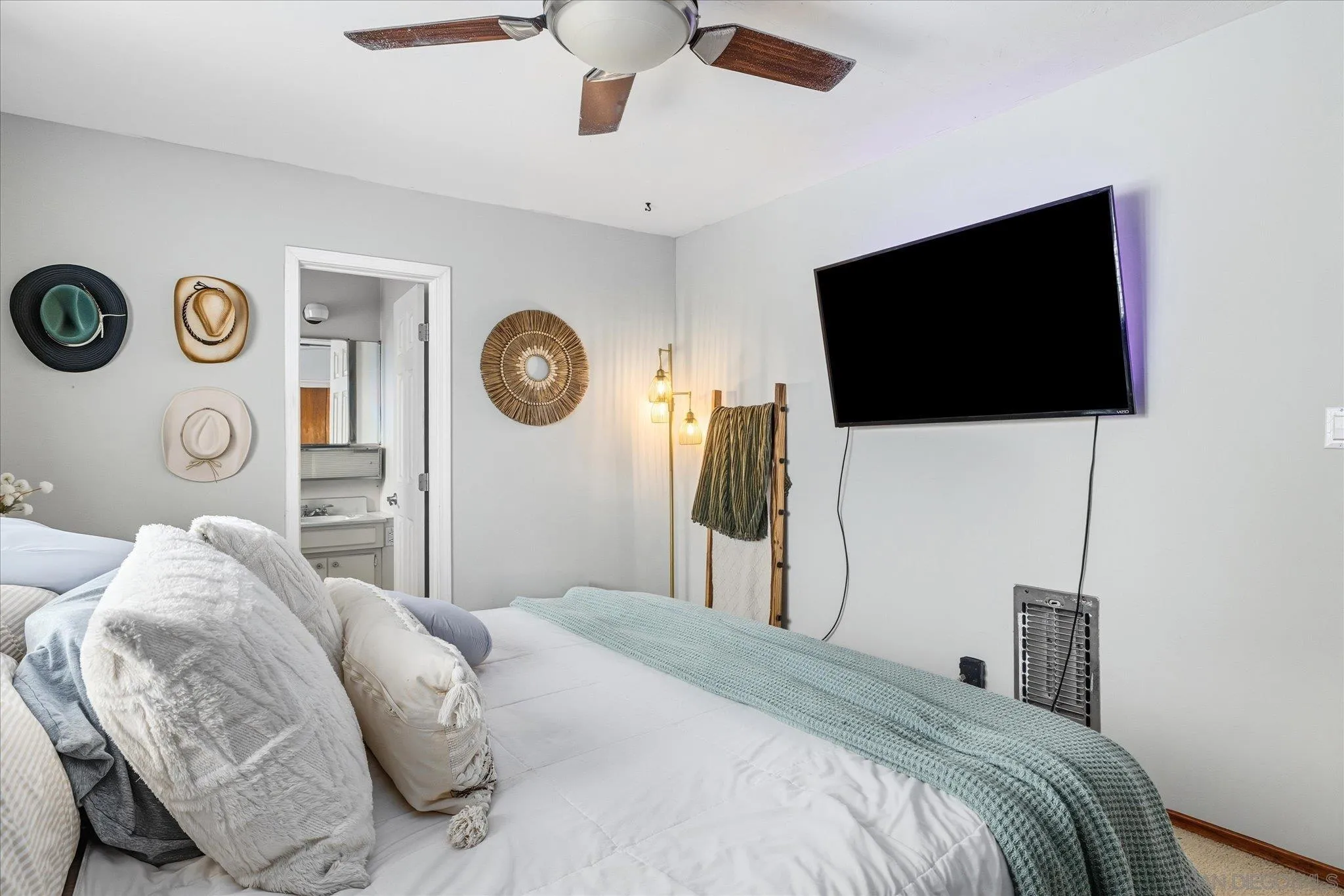 https://cdn.realtyfeed.com/cdn/127/260005031/8099471285af1a5d8d1ebc5ed9ecec06.webp