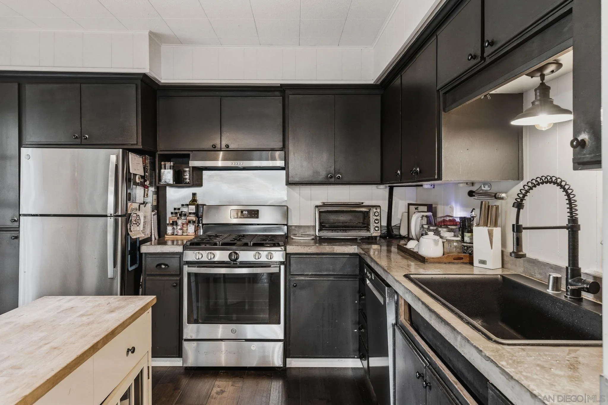 https://cdn.realtyfeed.com/cdn/127/260005032/03ea7eda8362407946924fd939b06f31.webp