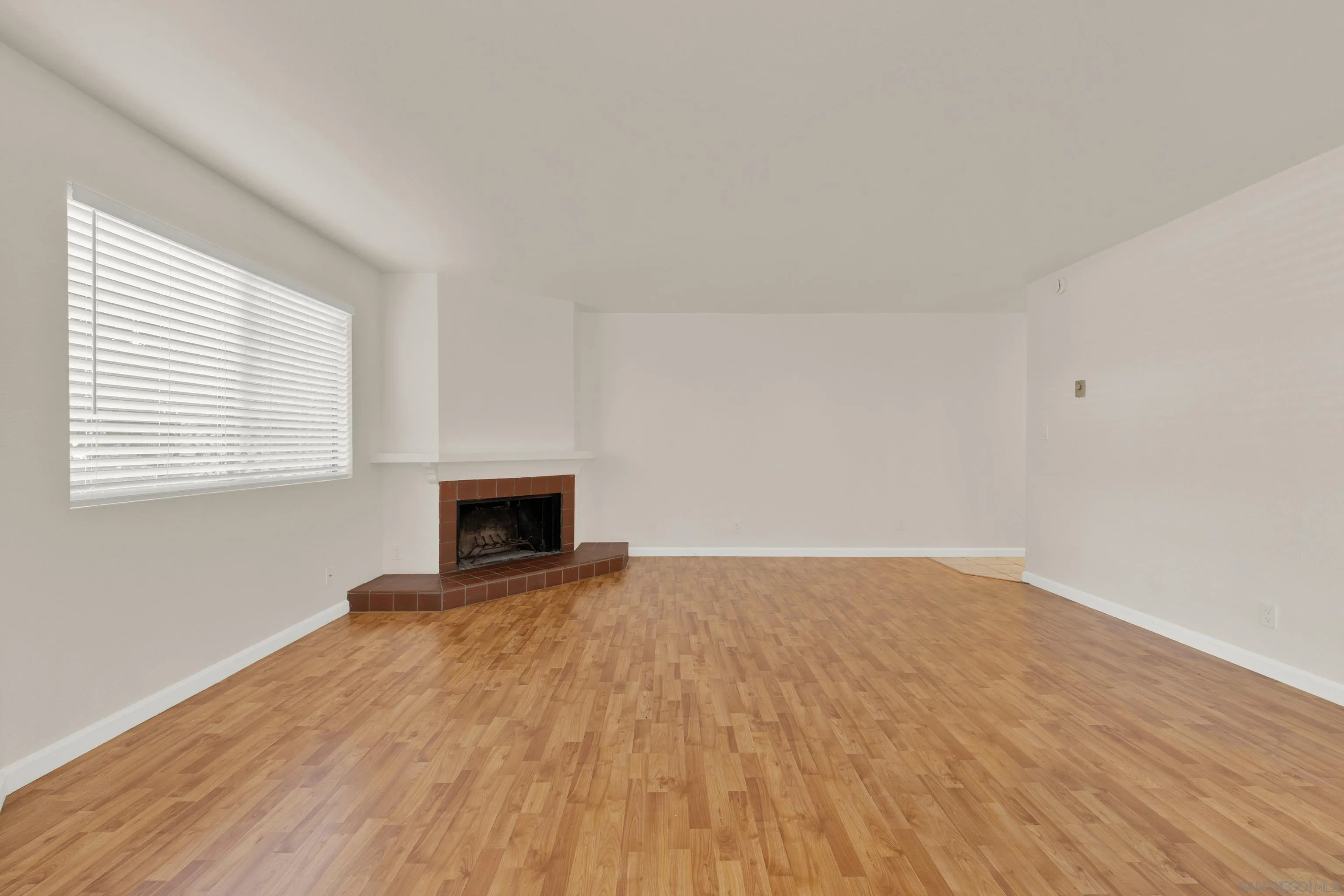 https://cdn.realtyfeed.com/cdn/127/260005039/2d6c66c2d755993497c65c8c149b8c33.webp