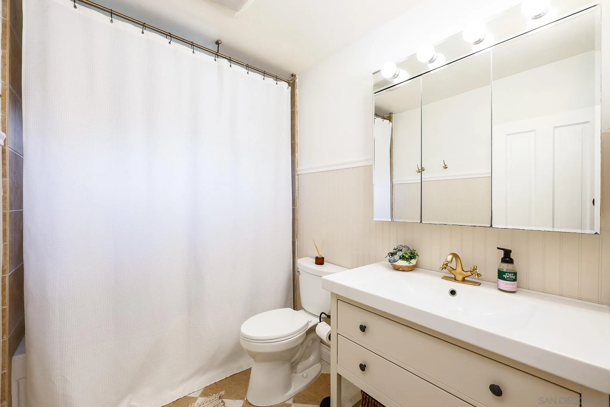 https://cdn.realtyfeed.com/cdn/127/260005060/2d8ddb3161d96751178ed06434dd33ee.webp